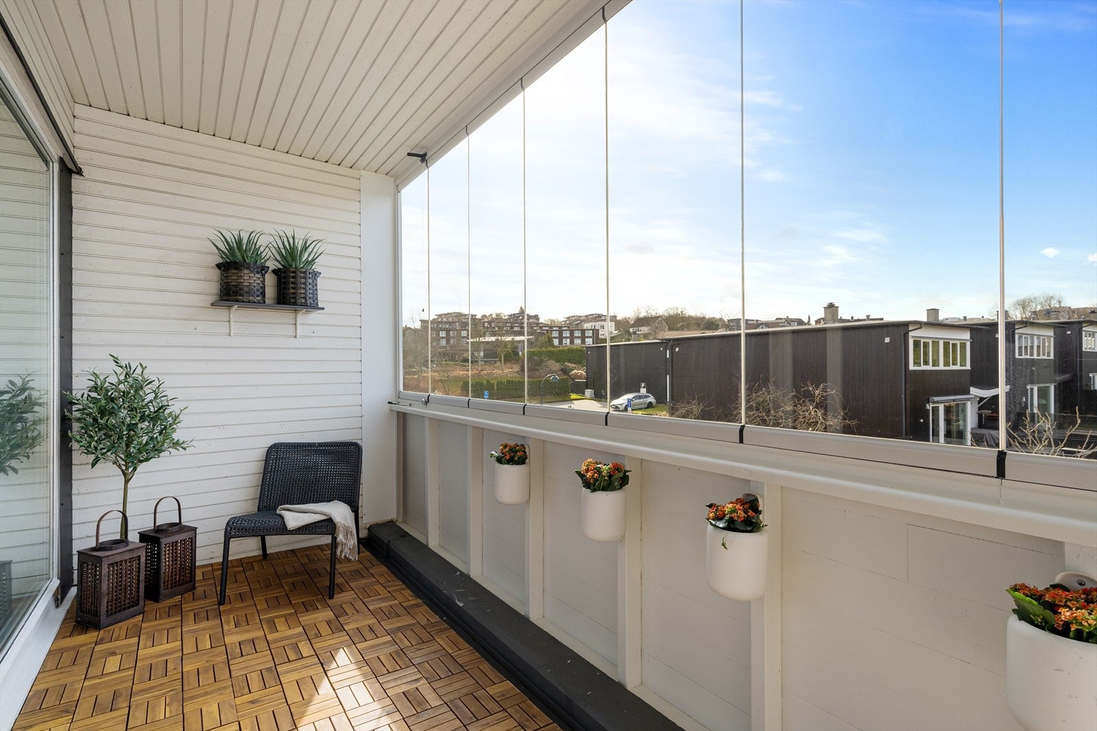 Et herlig sted å tilbringe tid i det varme sommerhalvåret, med god plass til utemiddager, solbading og avslappende stunder. Galleribilde