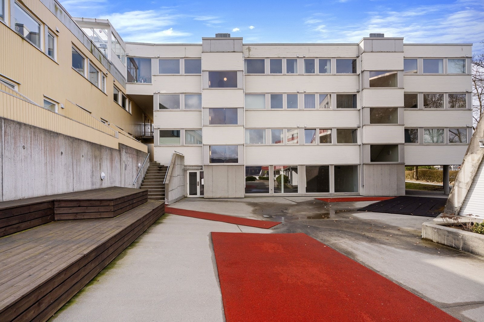 Leiligheten har en attraktiv beliggenhet i et veletablert nabolag på Gausel, kort vei unna forretninger, kollektivtransport og vakre rekreasjonsområder. Galleribilde