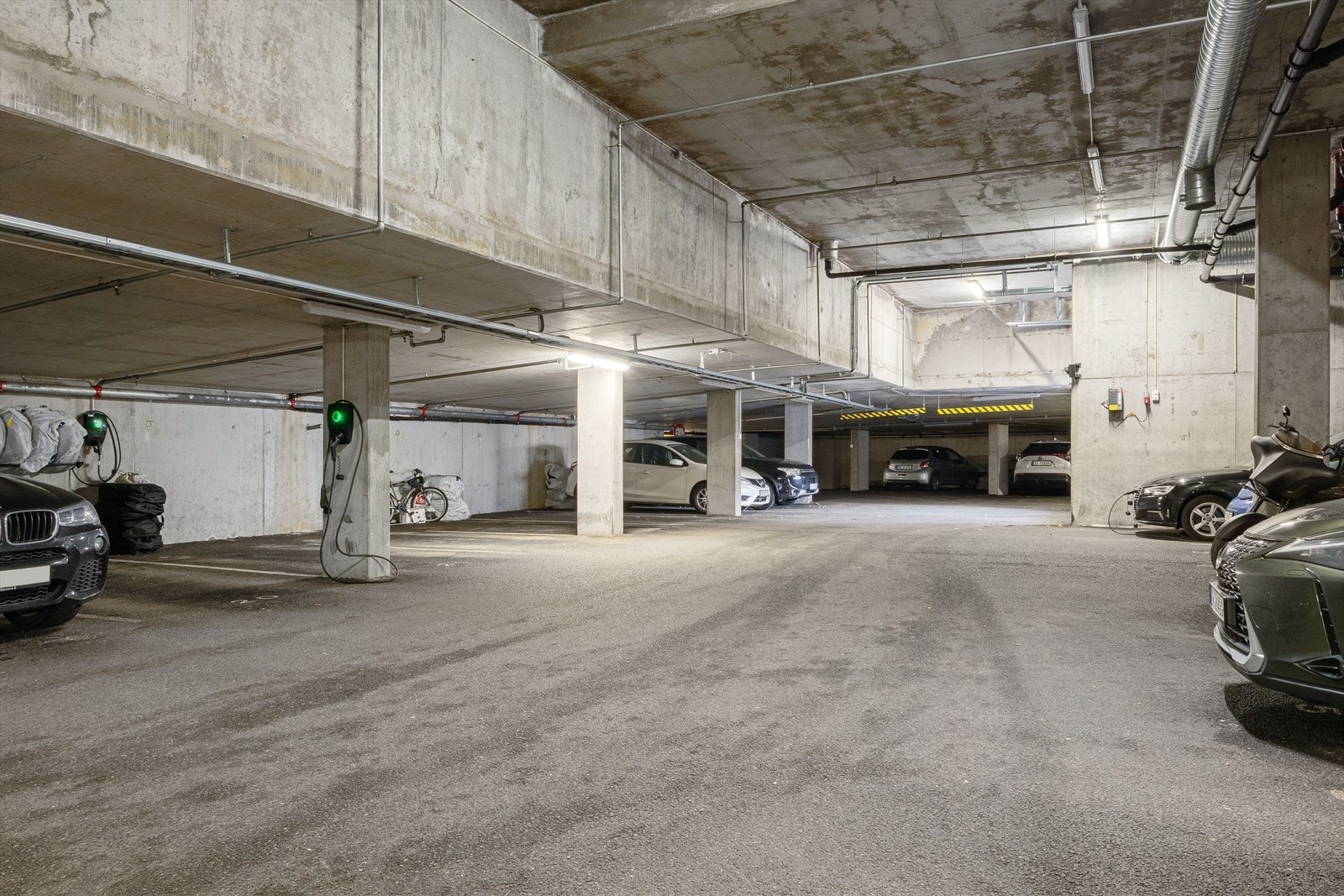 Parkering i lukket anlegg og bod i lukket anlegg. Galleribilde