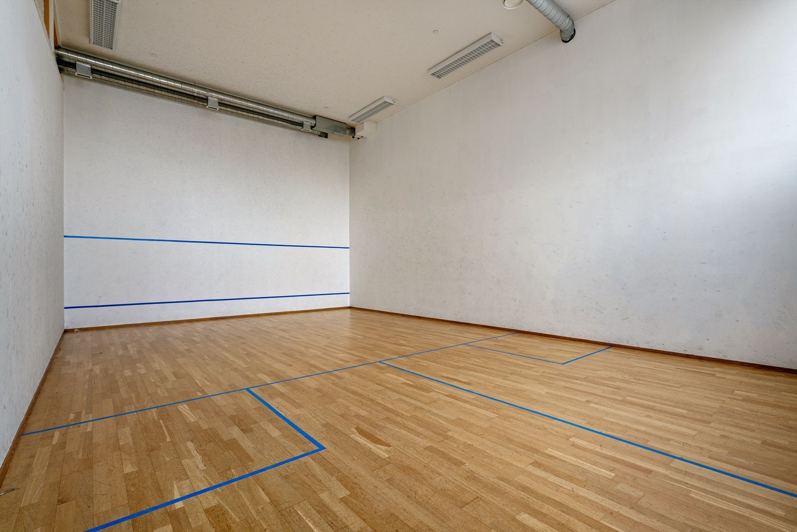 Som eier av Sølvspennetunet 20 har du også tilgang på borettslaget sine fellesområde. (Squash hallen) Galleribilde