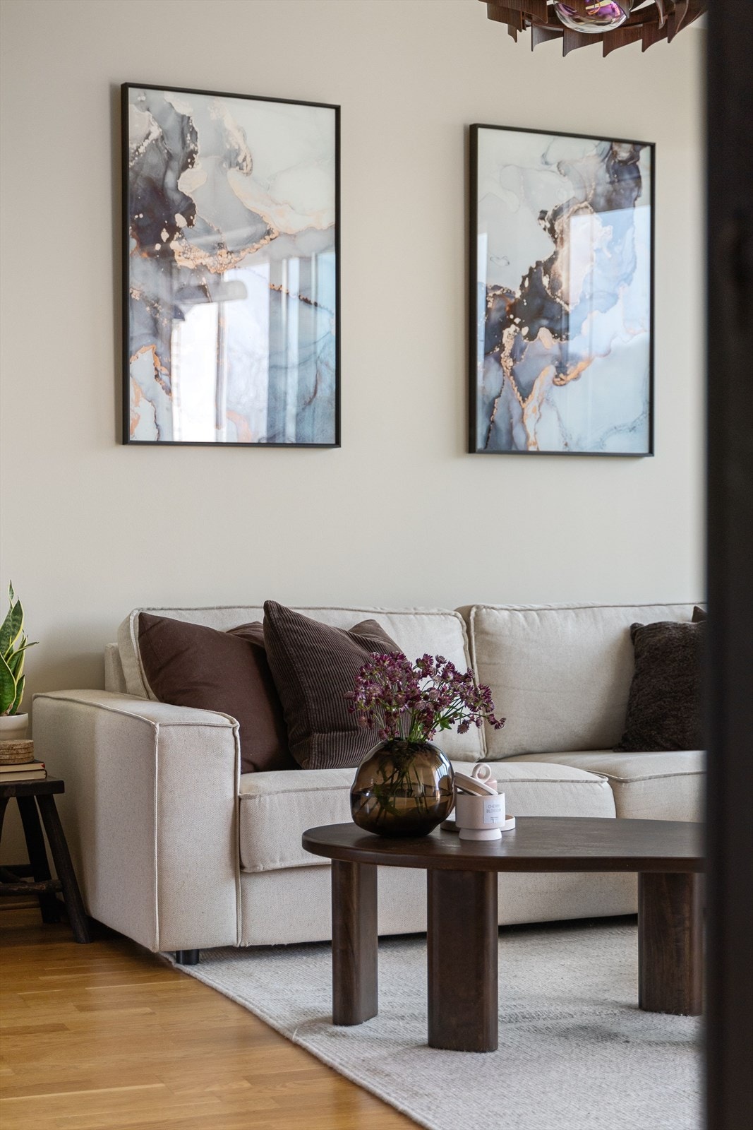 Et hyggelig samlingsrom med god plass til sofagruppe, spisebord og annen innredning. Galleribilde
