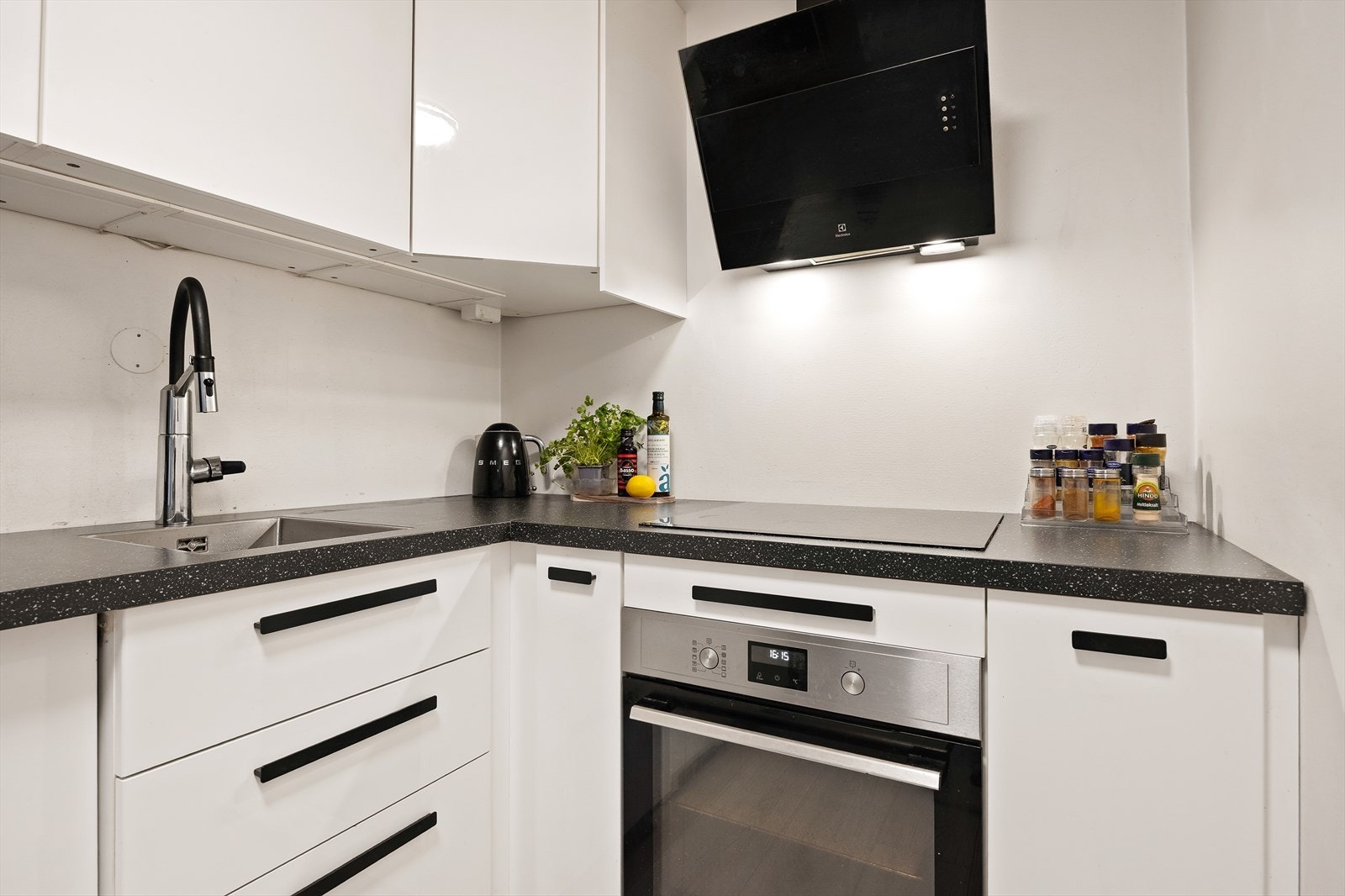 Kjøkkenet er utstyrt med integrert platetopp, stekeovn, oppvaskmaskin og kullfilterventilator. Galleribilde