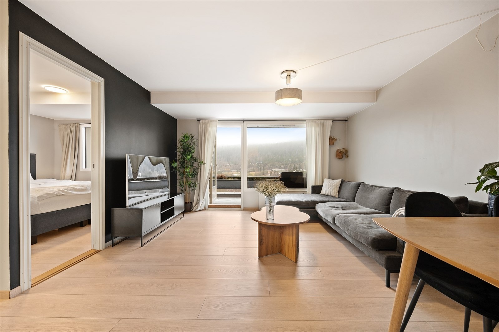 Stuen er romslig og gir fleksible møbleringsmuligheter for en personlig stil. Galleribilde