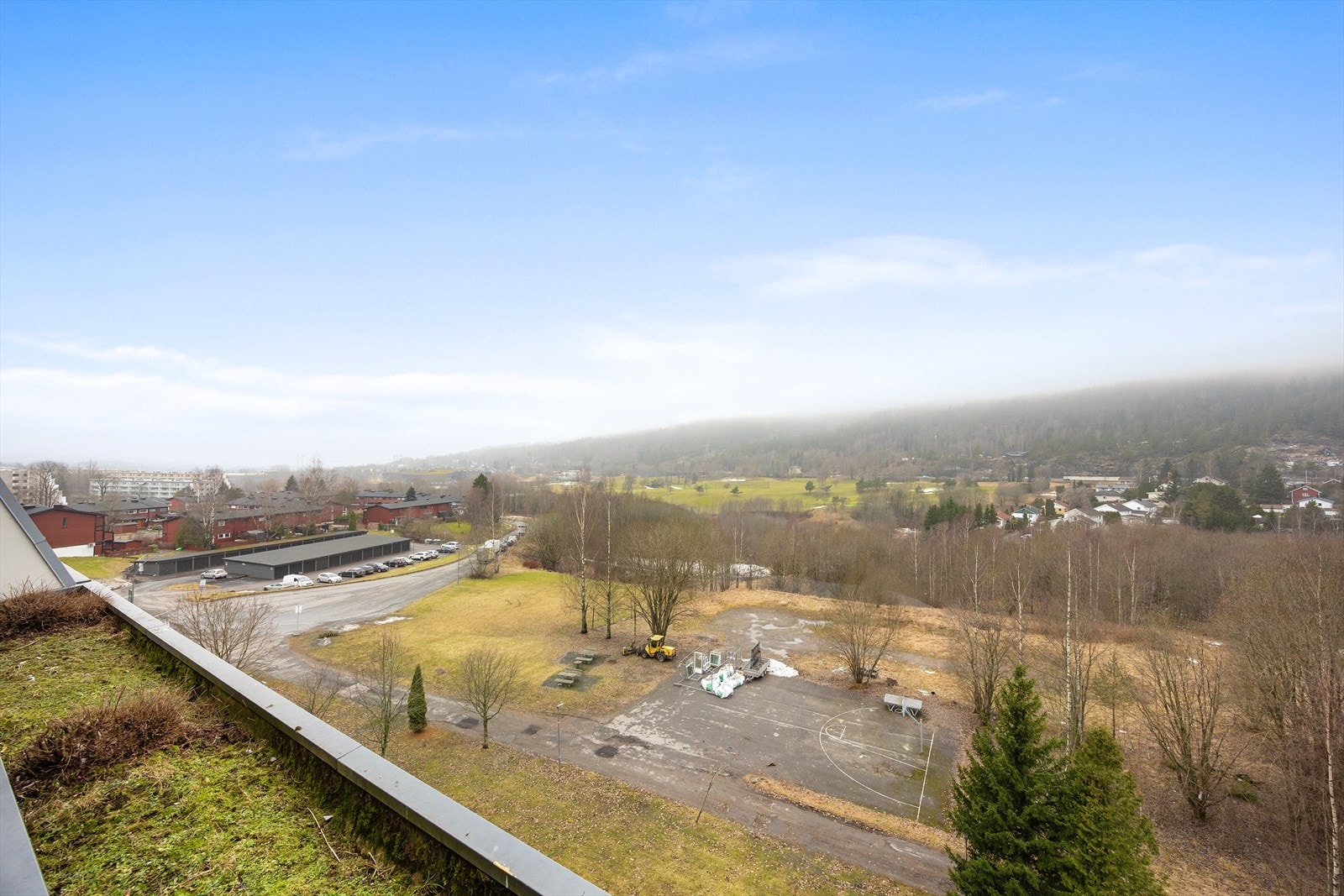 Fra leiligheten er det nydelig utsikt over grønne og rolige omgivelser. Galleribilde