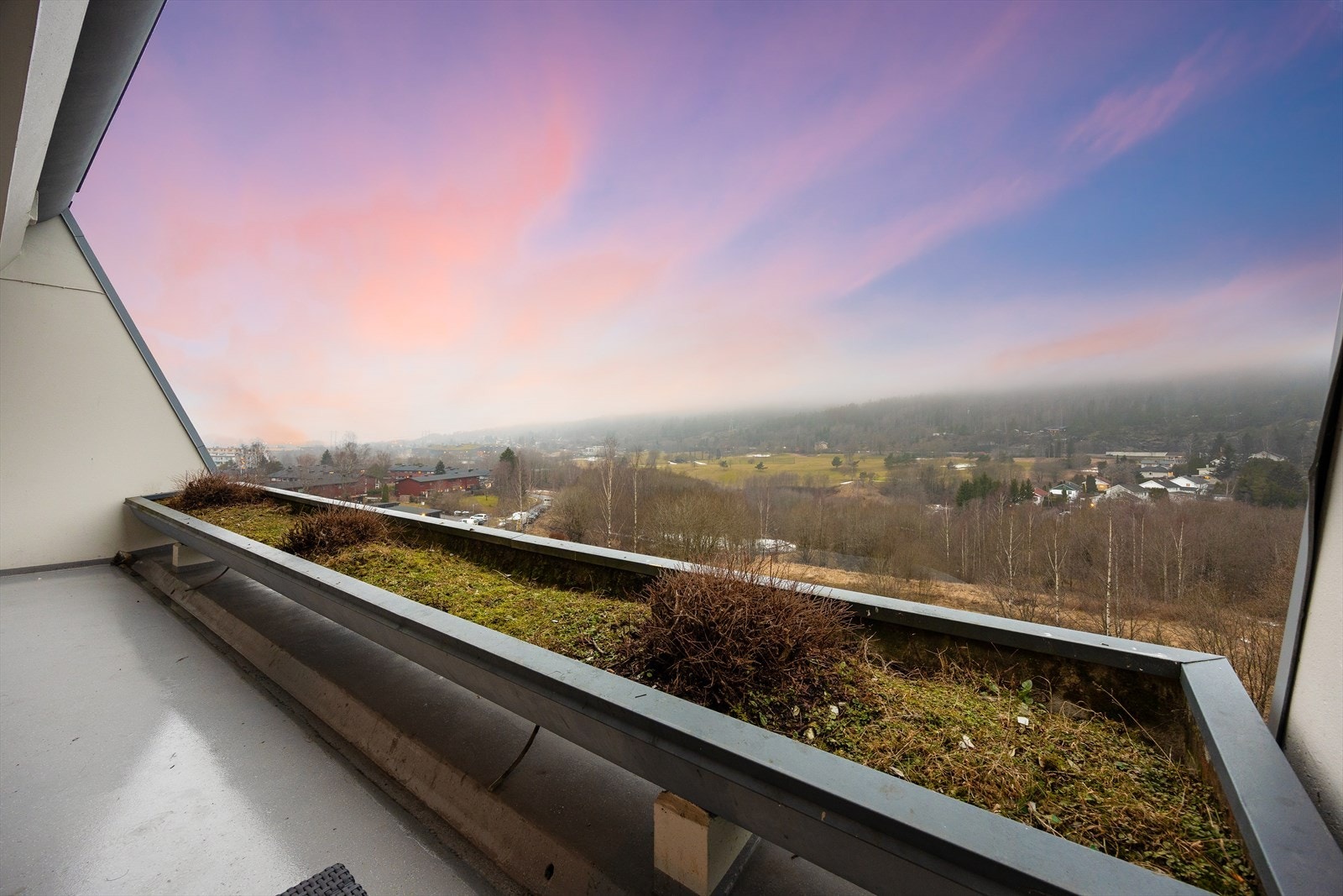 Den store balkongen fungerer som en forlengelse av stuen på varme dager. Galleribilde