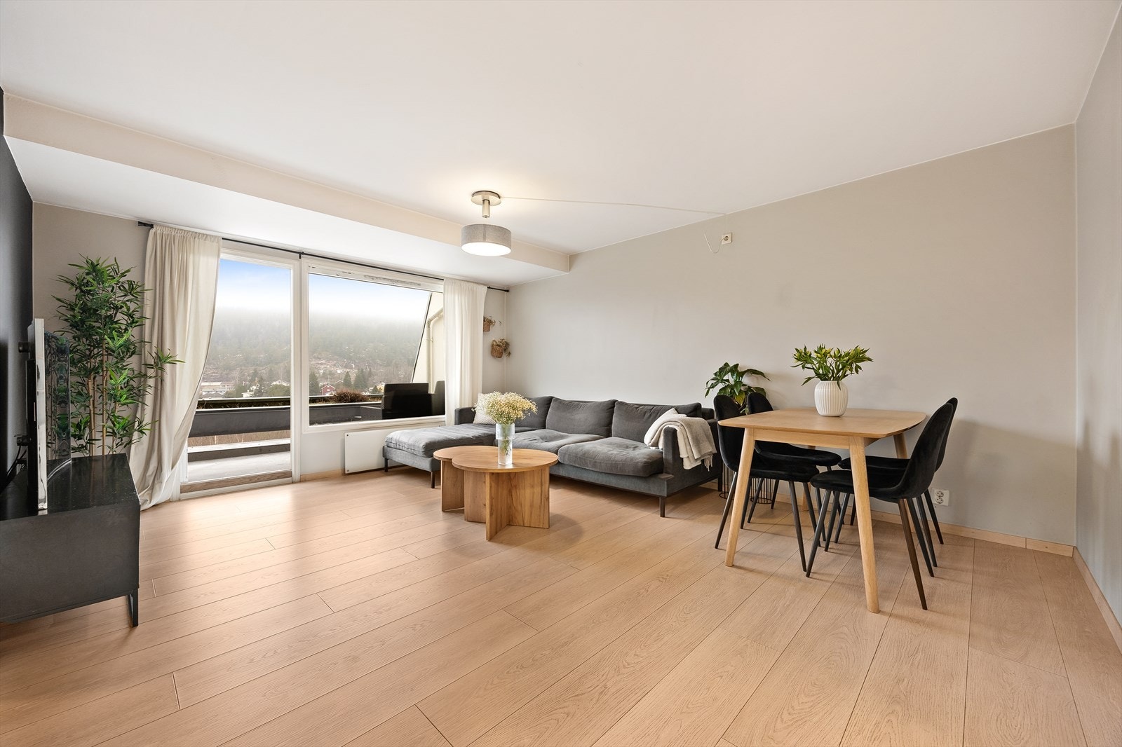 Vinduene i leiligheten er utstyrt med isolerglass fra byggeåret. Galleribilde