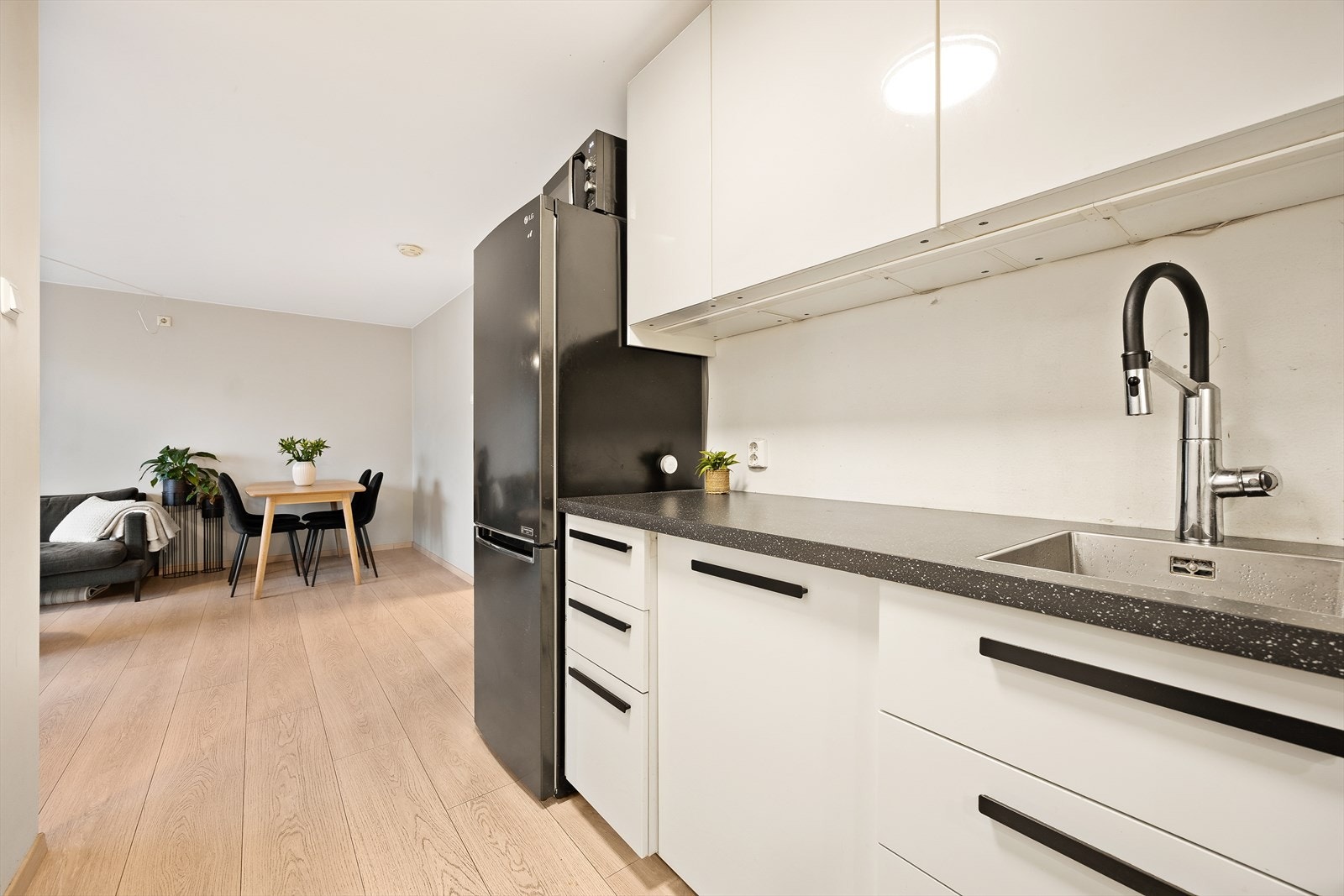 Den åpne løsningen mellom kjøkken og stue gir en sosial og luftig atmosfære. Galleribilde