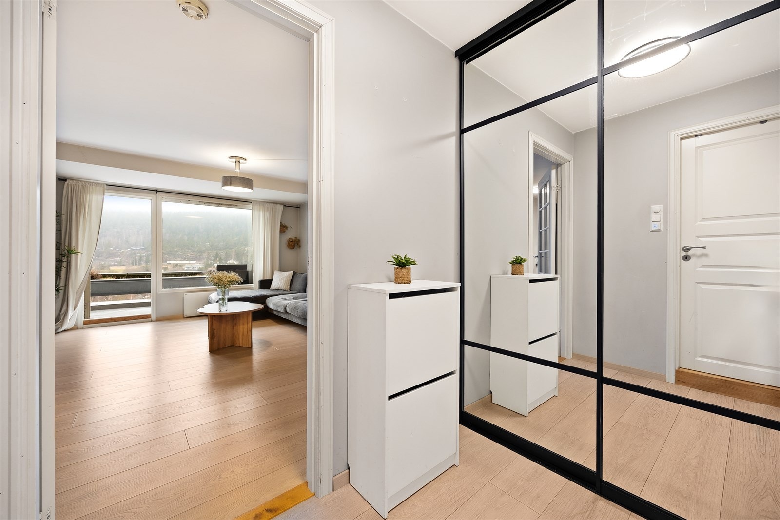 Gulvet har gjennomgående laminat. Galleribilde