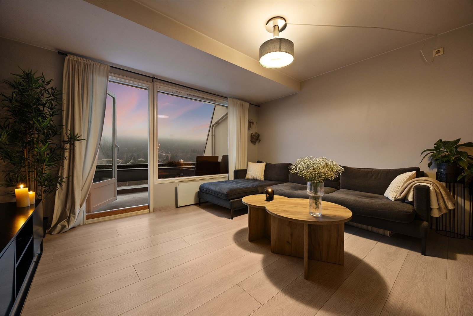 Balkongdøren med isolerglass slipper inn lys og gir enkel tilgang til uteplassen. Galleribilde