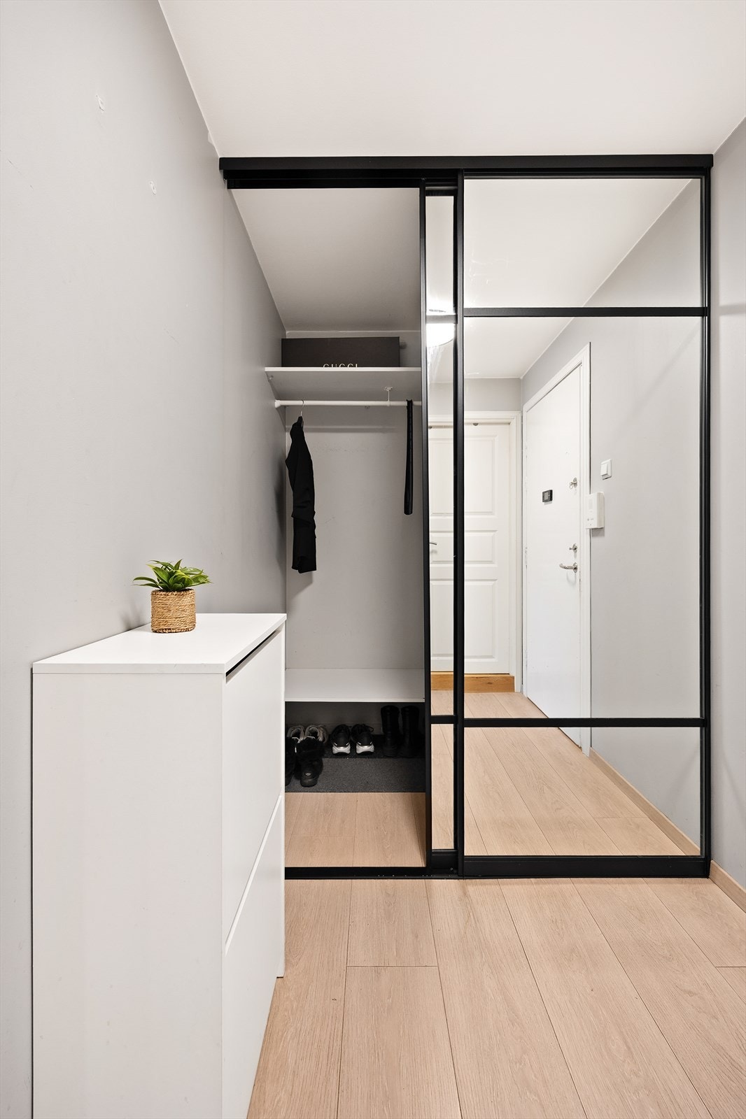 Entréen har et praktisk, innebygget skap for oppbevaring av yttertøy og sko. Galleribilde