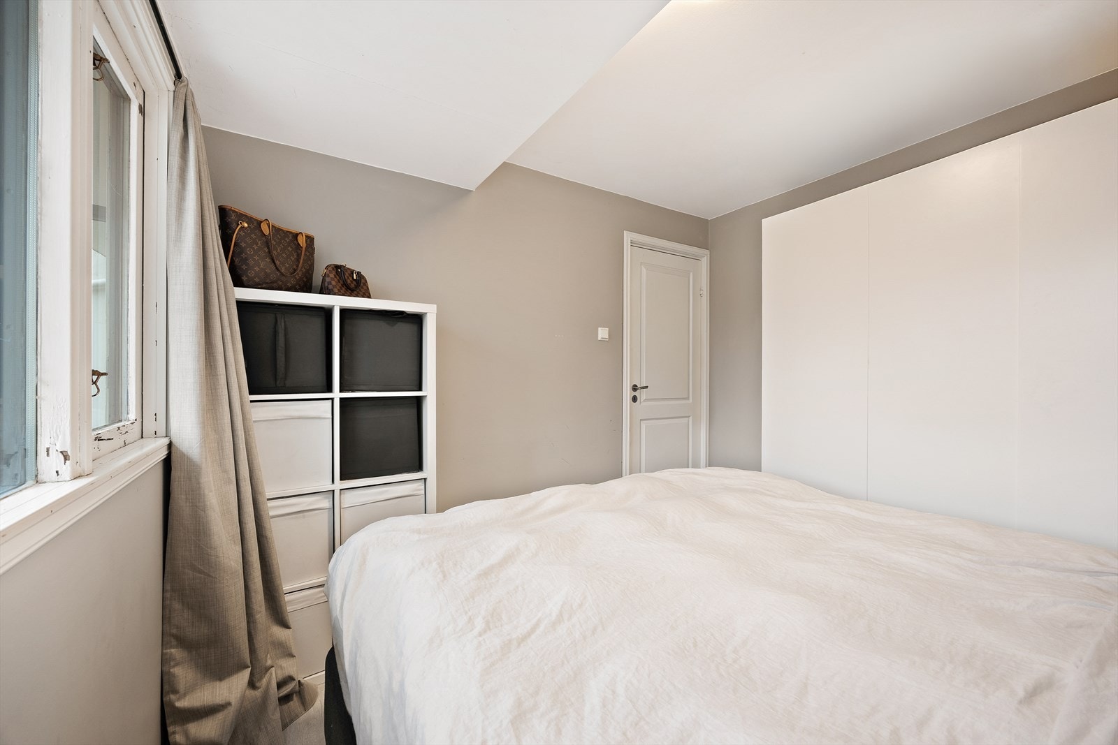 Rommet har malte, slette overflater og laminat på gulvet. Galleribilde