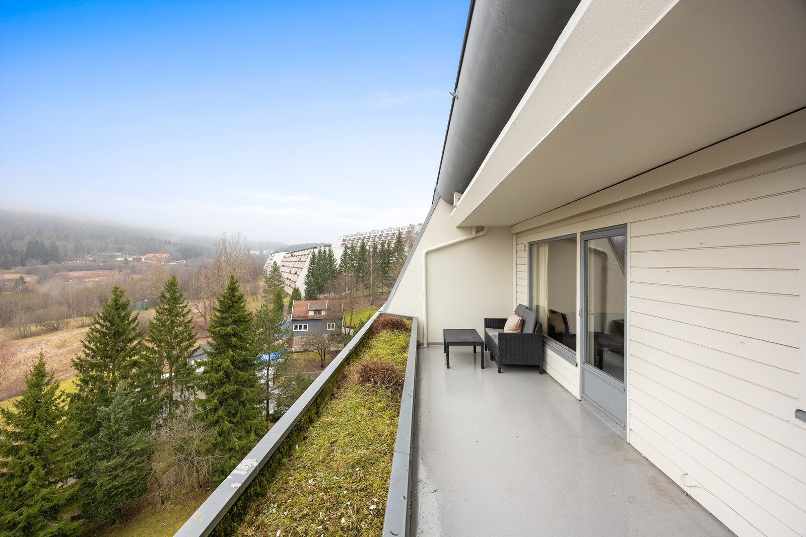 Yttervegger er kledd med panel og har fasadeplater og er nylig oppgradert i regi av sameiet. Galleribilde