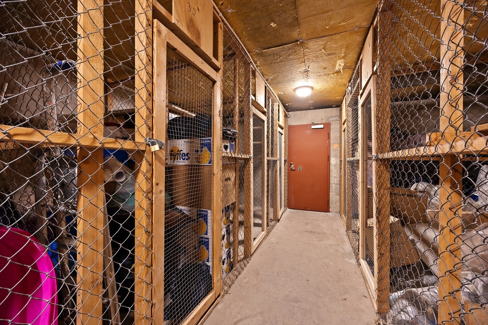 Leiligheten disponerer en bod på 3 m² i kjelleren for ekstra lagringsplass. Galleribilde