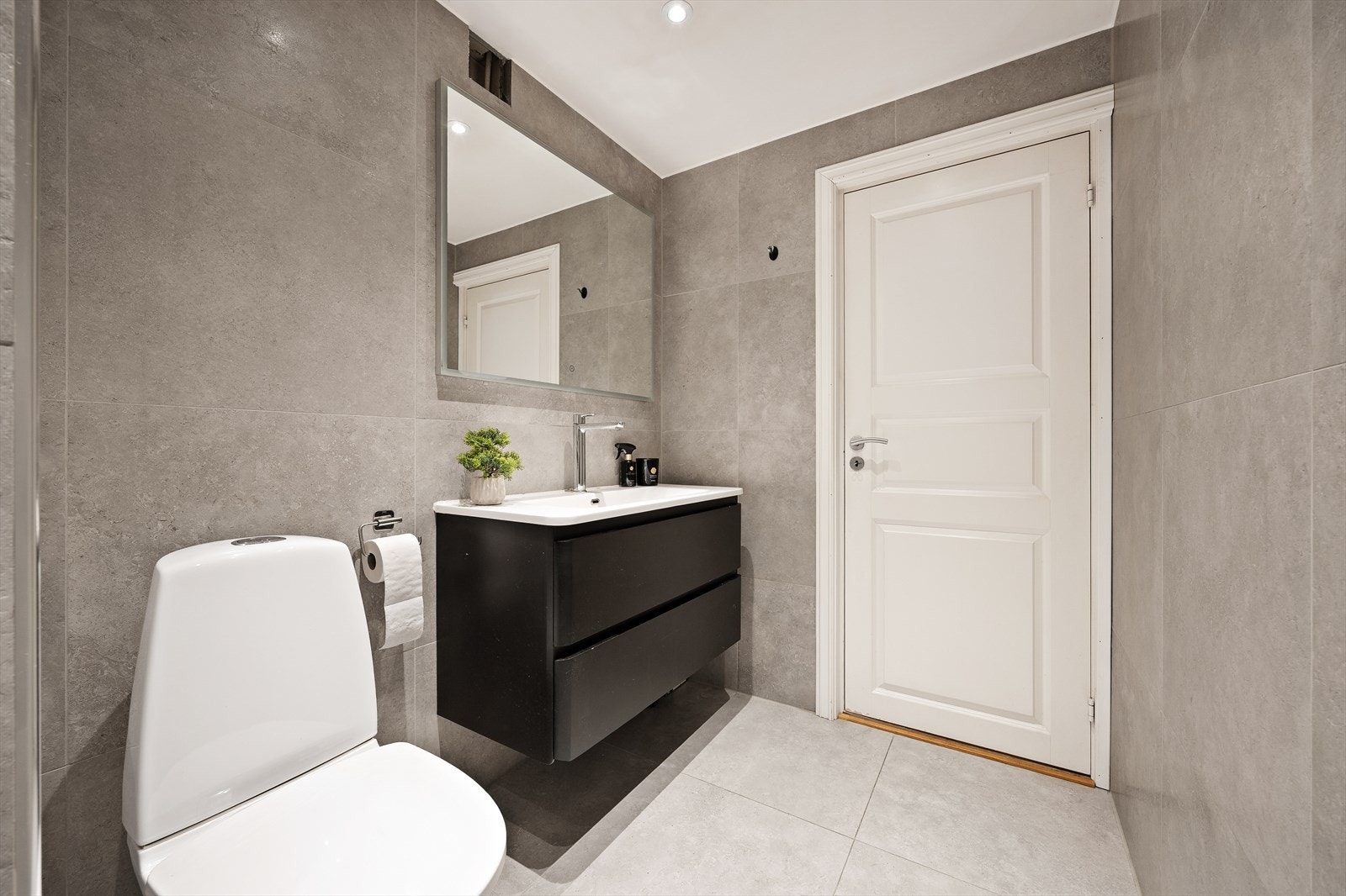 Her er det varmekabler i gulvet og opplegg for vaskemaskin. Galleribilde