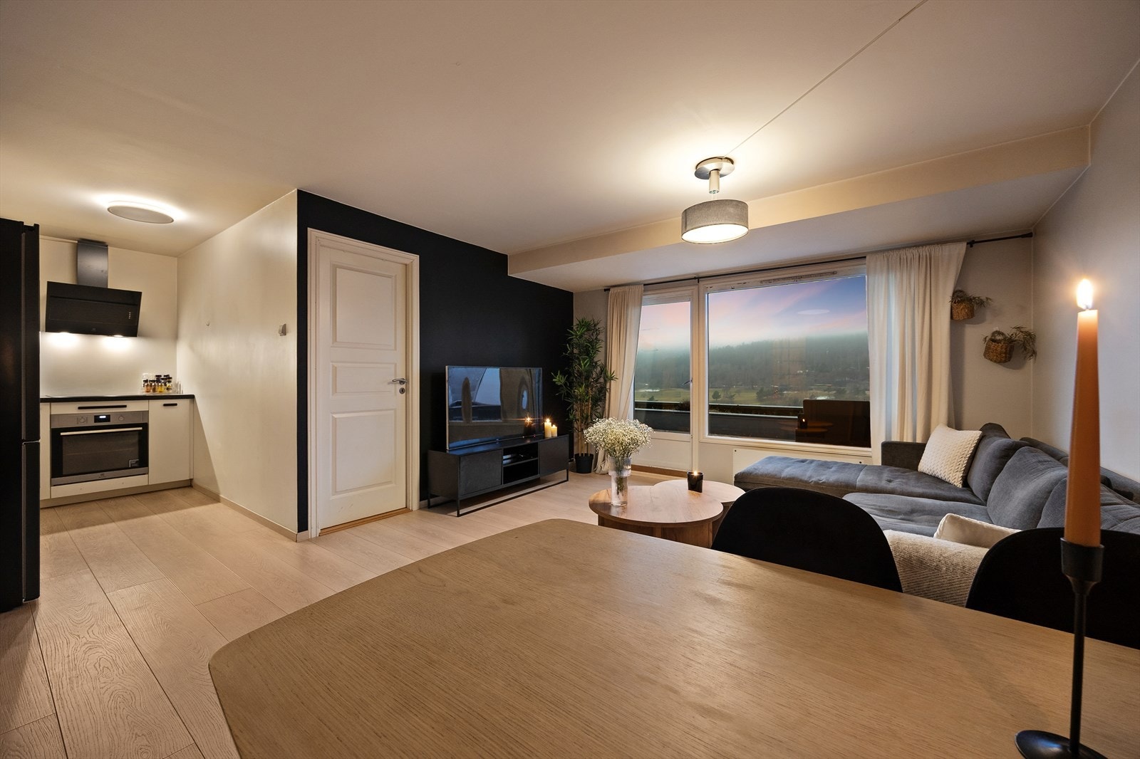 Fra stuen er det inngang til soverommet. Galleribilde