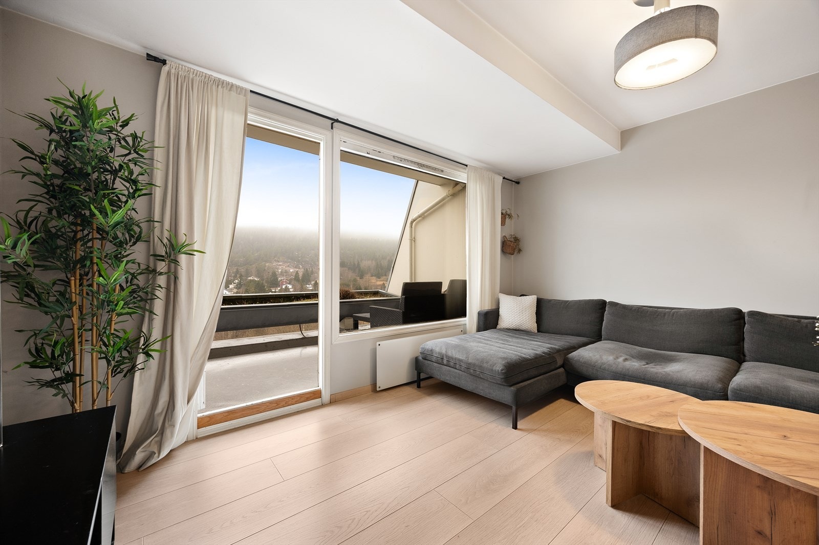 Stuen har en takhøyde på 2,40 meter og plass til både sofagruppe og spisebord. Galleribilde