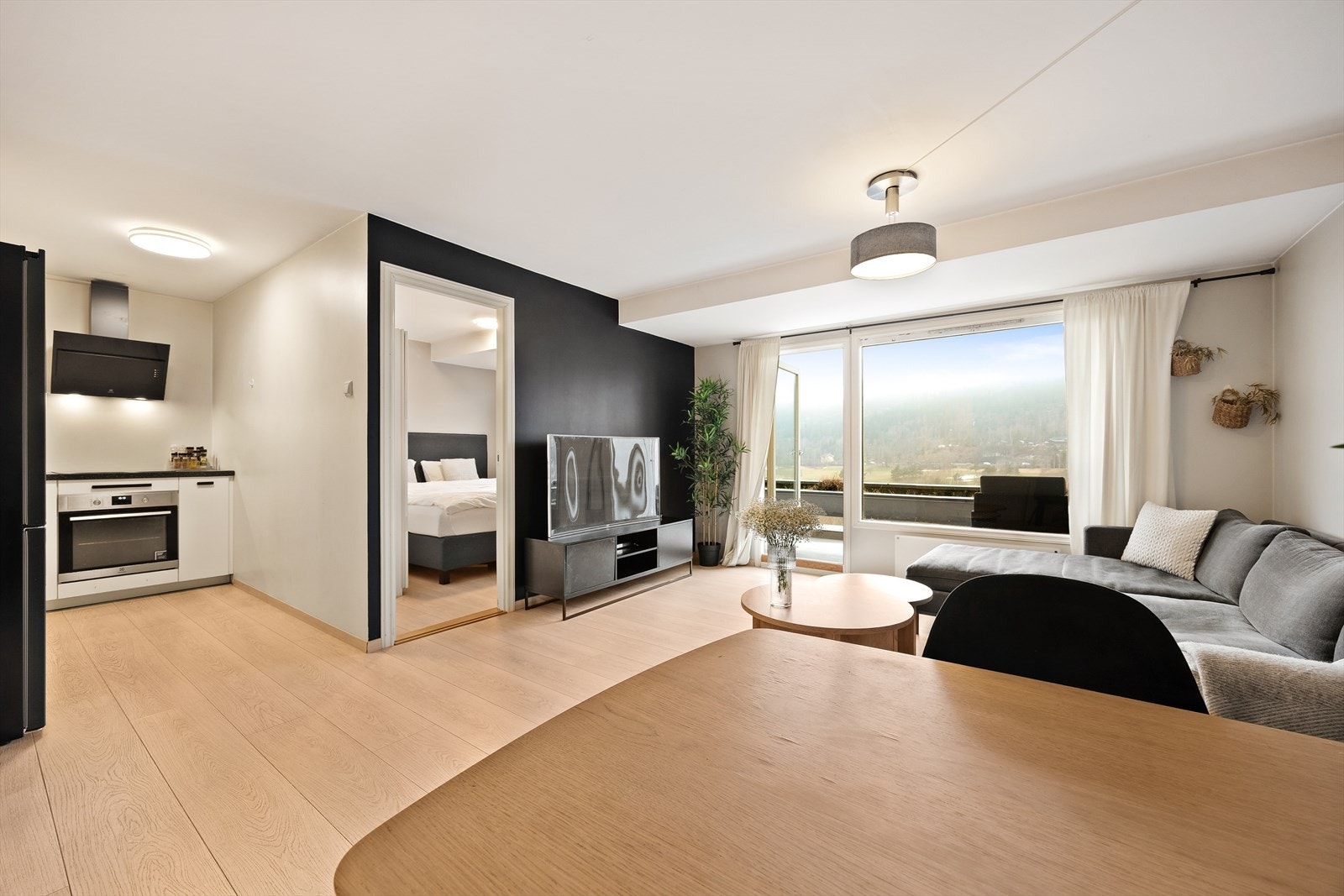 Den åpne planløsningen gir en god romfølelse og binder de sosiale sonene sammen. Galleribilde