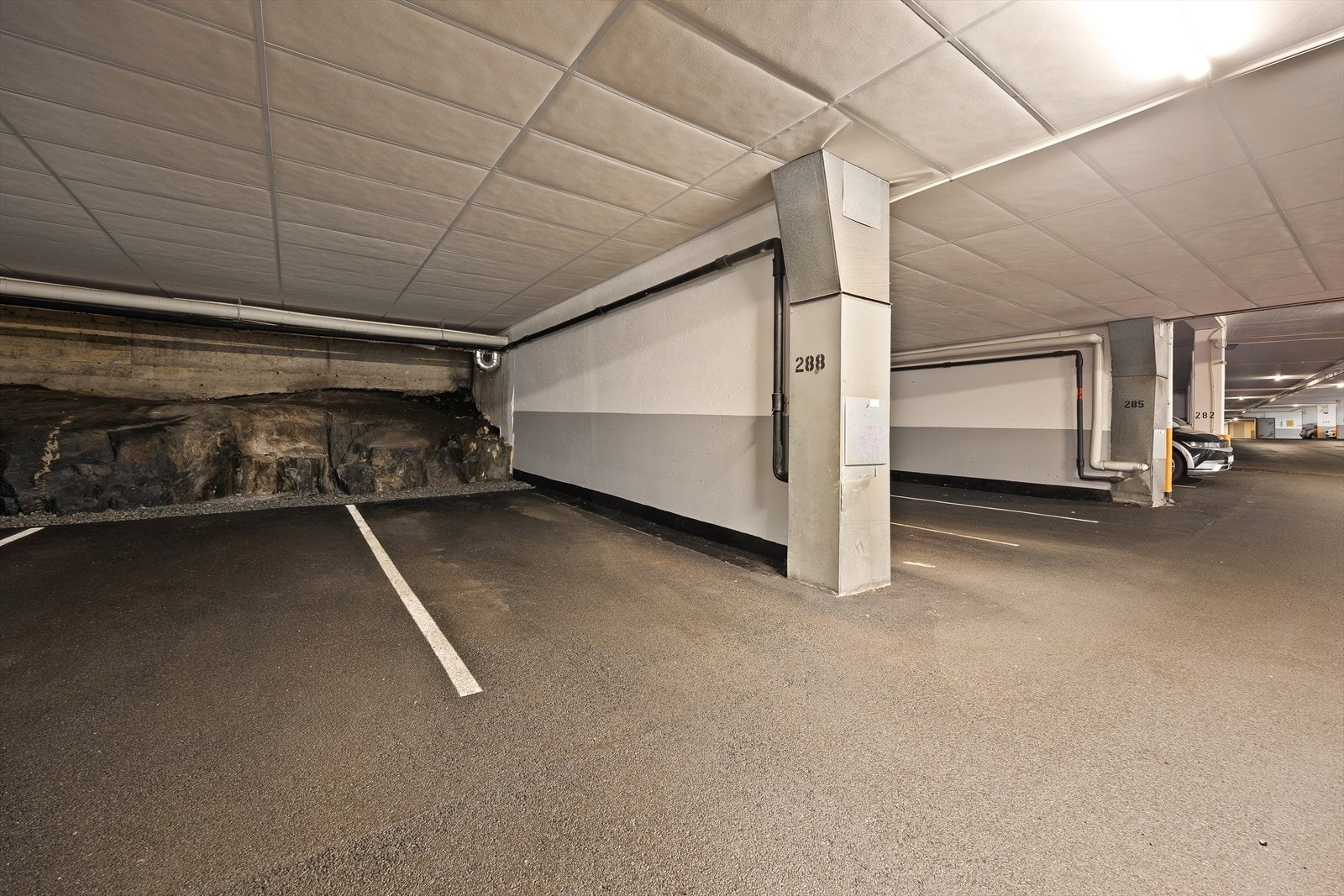 Det medfølger en parkeringsplass i felles garasjekjeller. Galleribilde