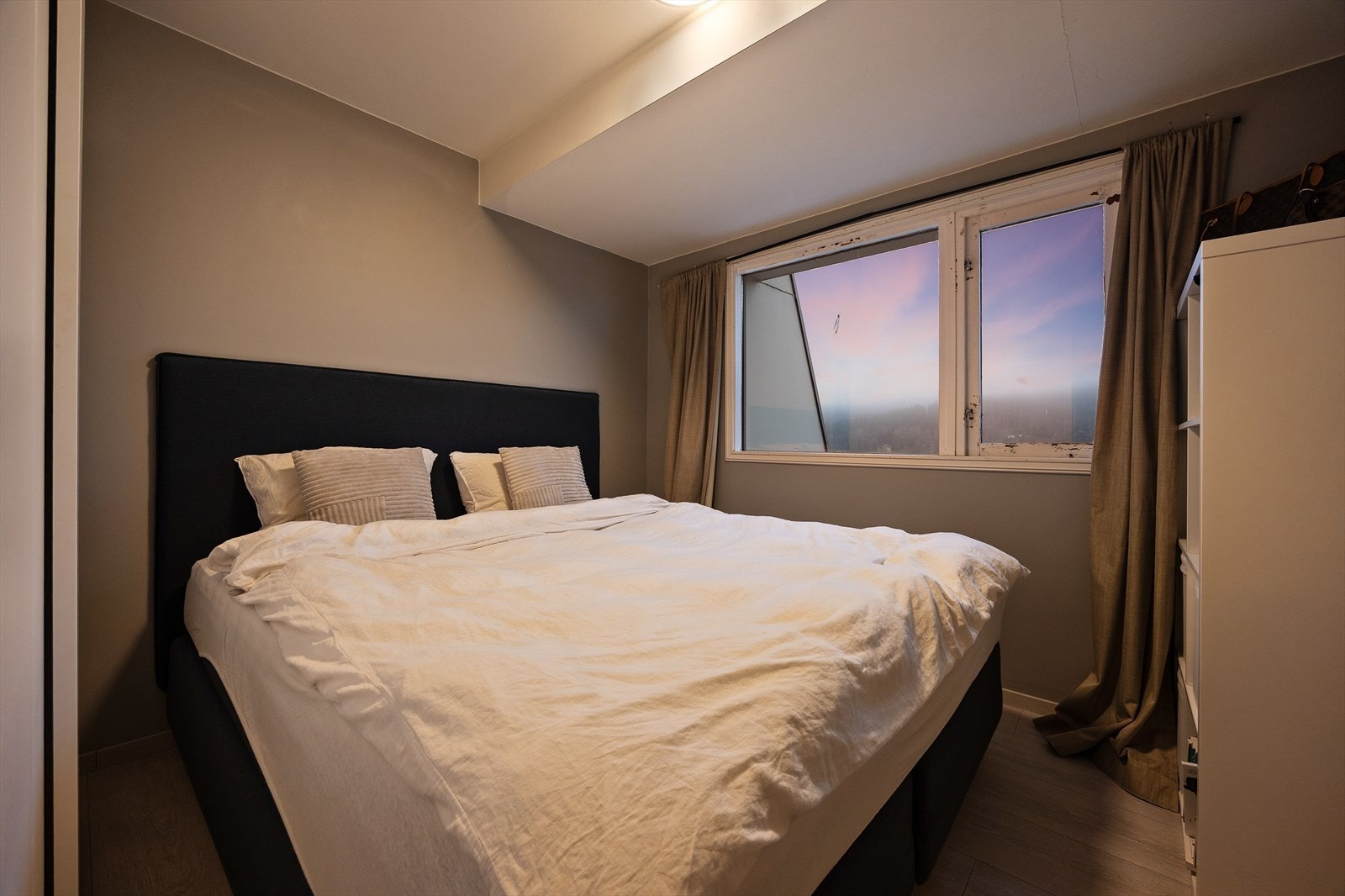 Vinduet gir godt med dagslys og har isolerglass. Galleribilde