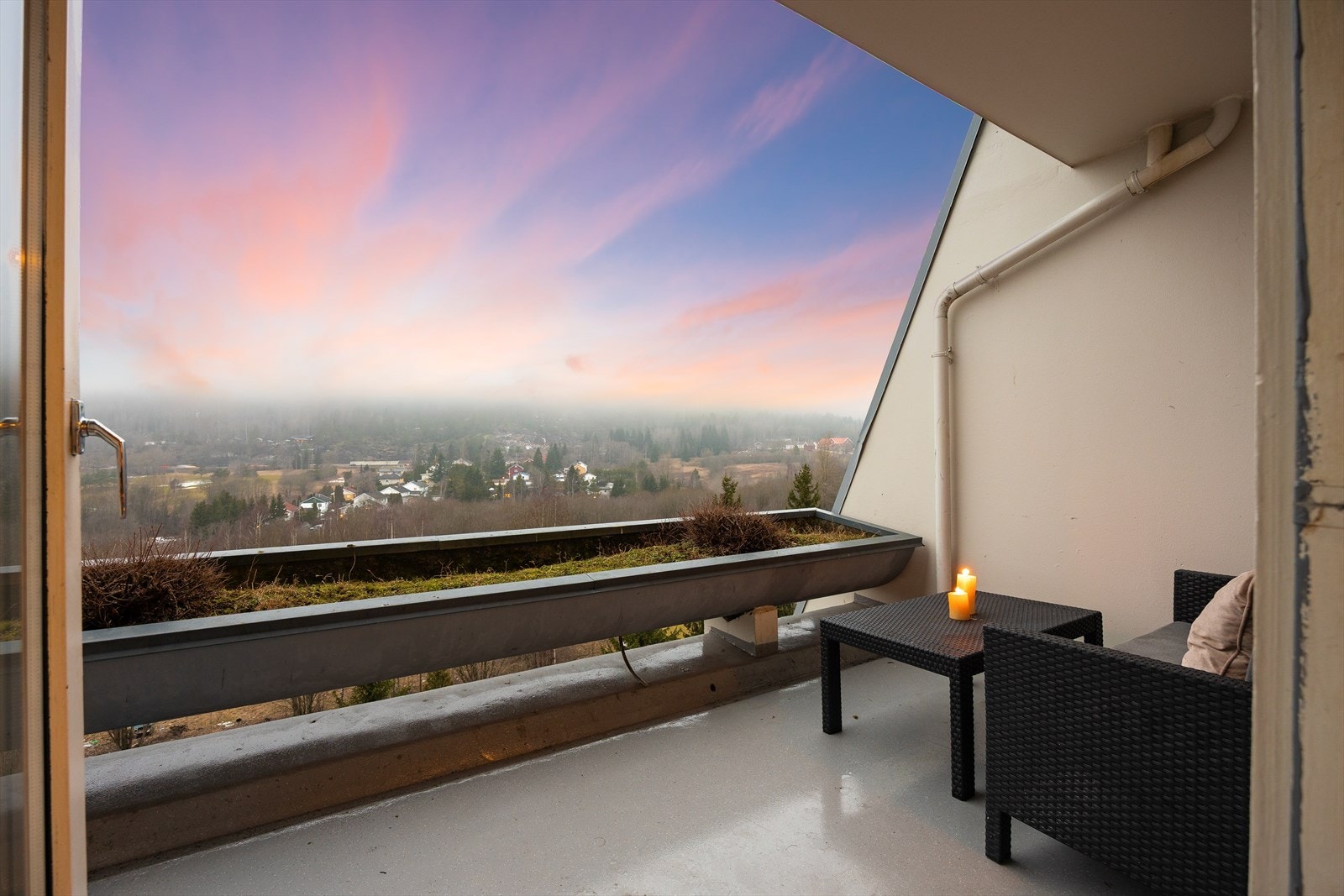 Her er det god plass til en sittegruppe for å nyte utsikten. Galleribilde