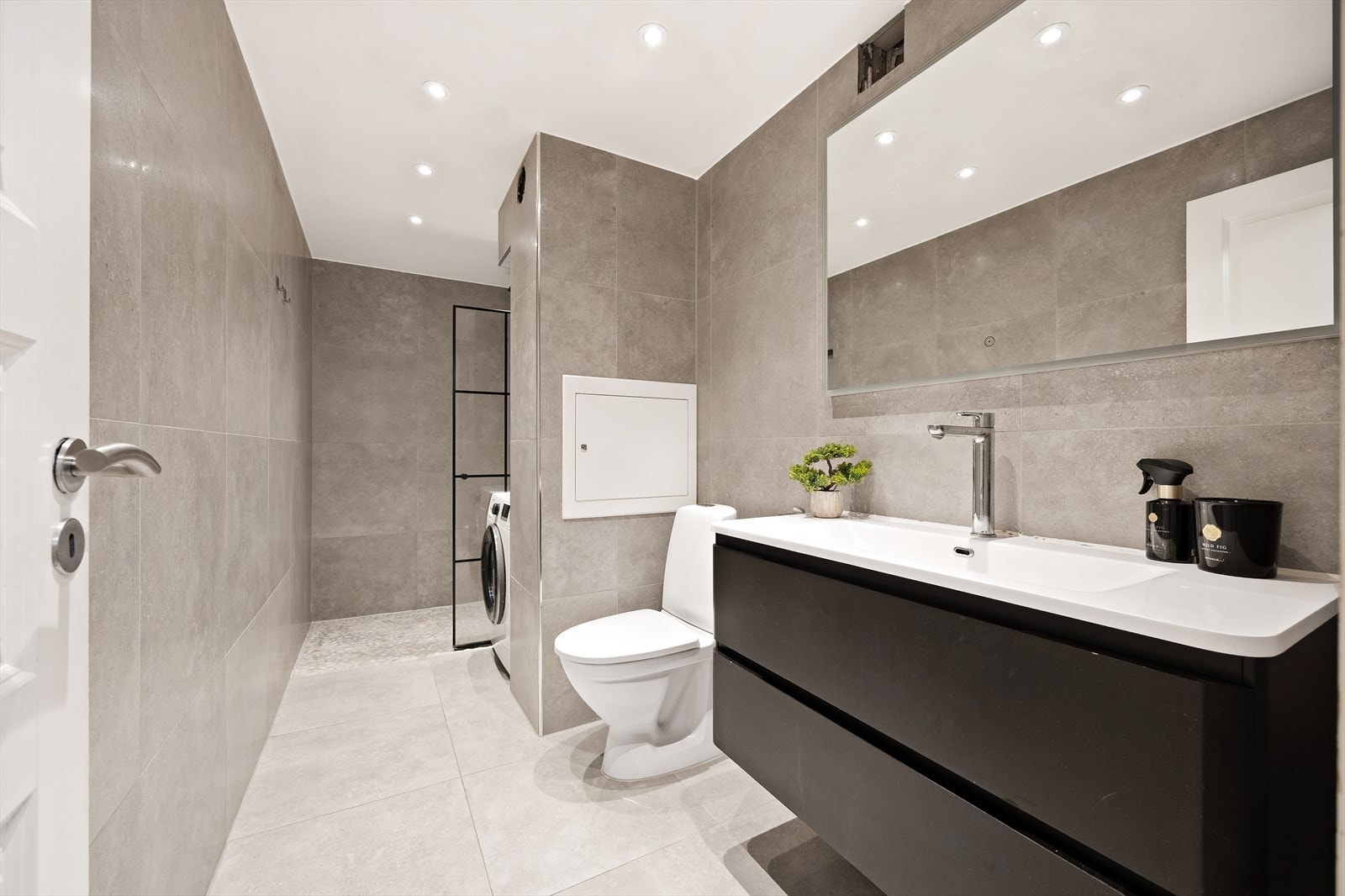 Badet ble pusset opp i 2020 og har flislagte overflater og moderne innredning. Galleribilde