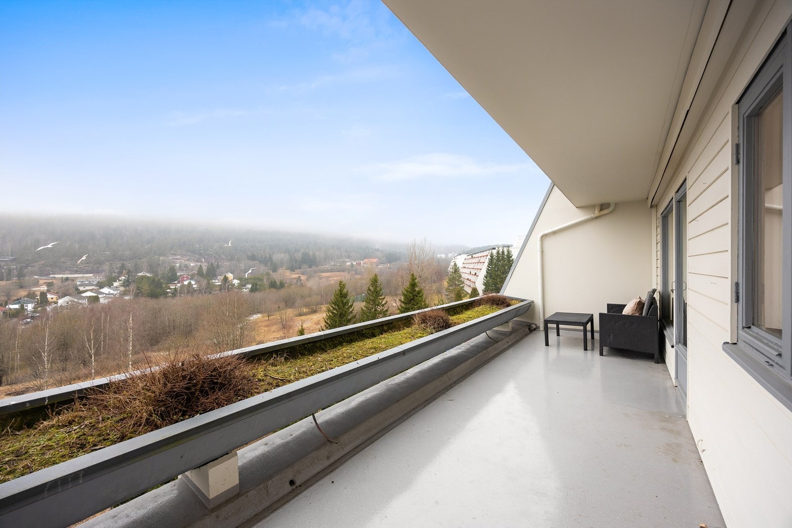 Balkongen strekker seg langs leilighetens fasade. Galleribilde