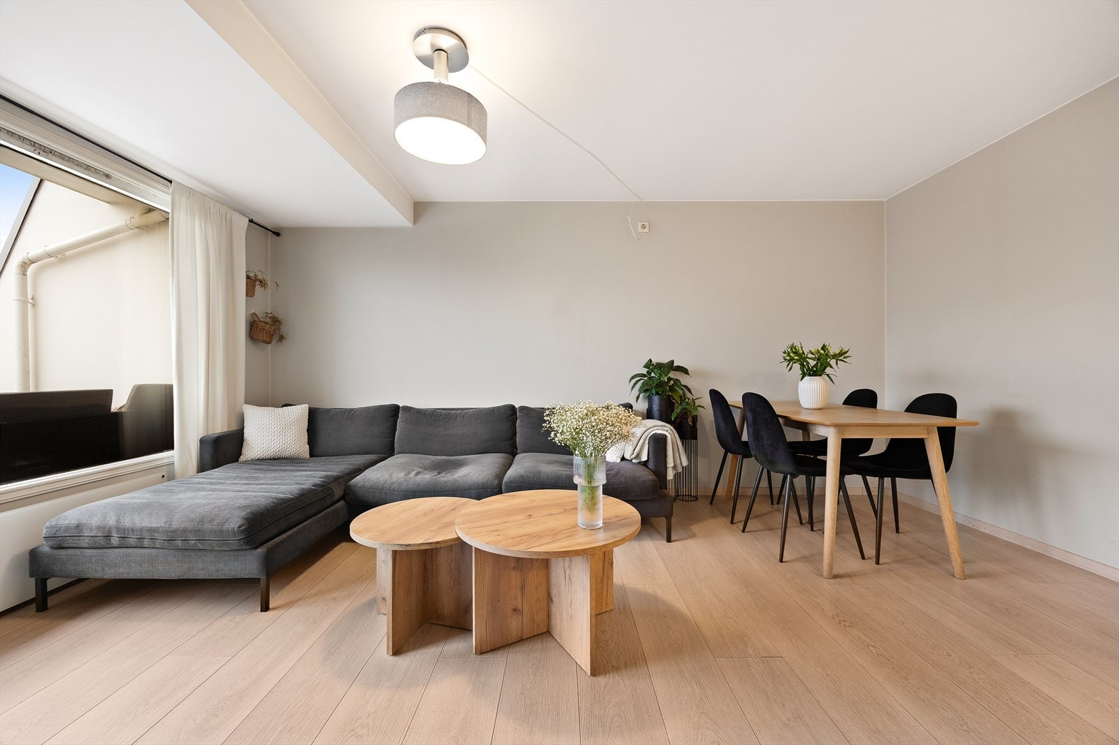 Overflatene i stuen består av sparklet og malte vegger, som gir et rent og helhetlig uttrykk. Galleribilde