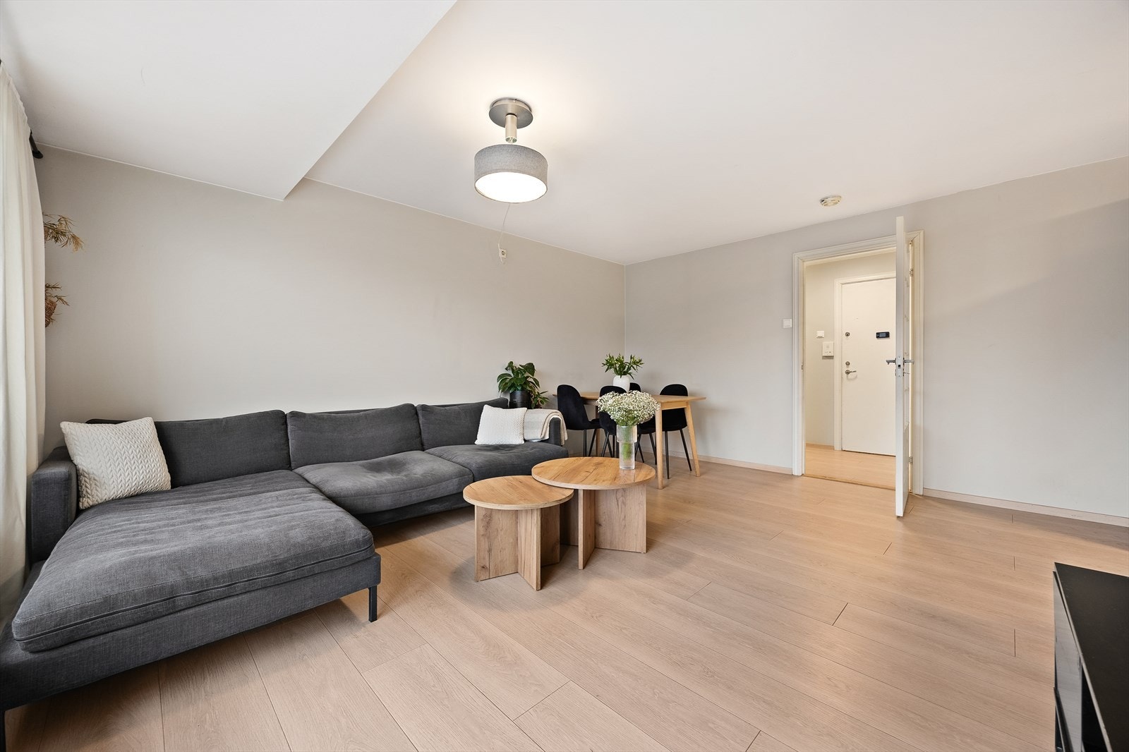 Gjennomgående laminatgulv binder sammen stue, kjøkken og entré. Galleribilde