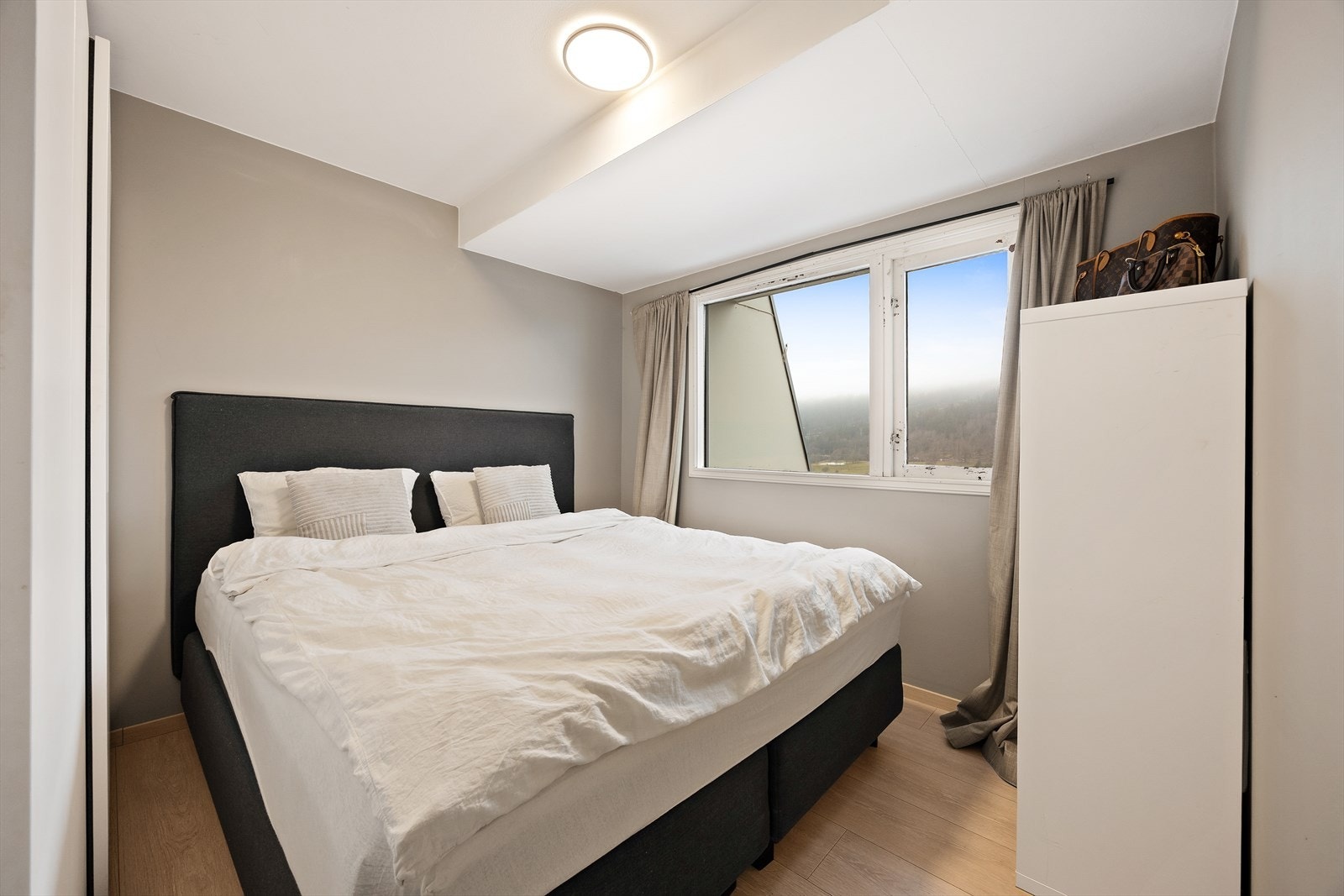 Soverommet har plass til dobbeltseng og garderobeløsning. Galleribilde