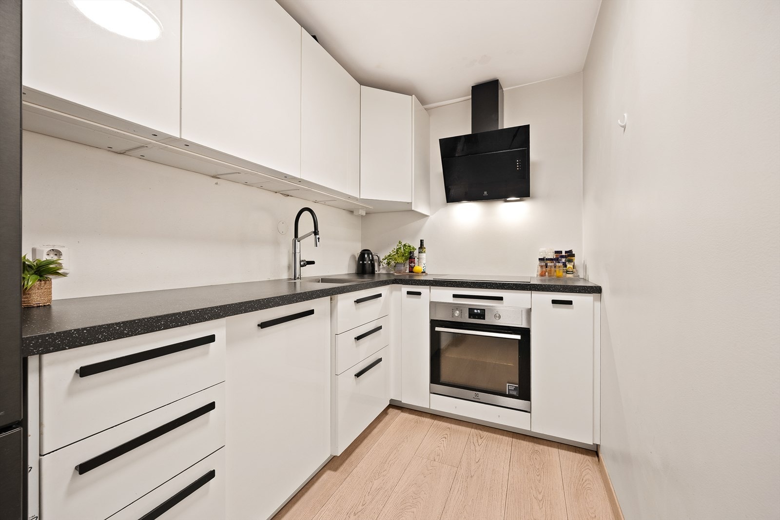 Lekker kjøkkeninnredning fra 2020 med glatte fronter, laminatbenkeplate og integrerte hvitevarer. Galleribilde