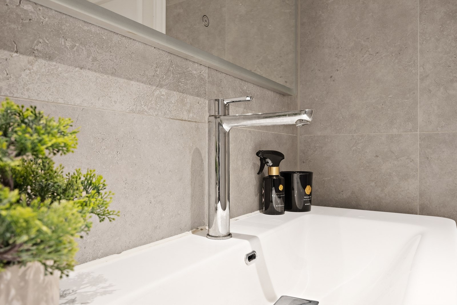 Innredningen består av en servant med skap, som gir god oppbevaringsplass. Galleribilde