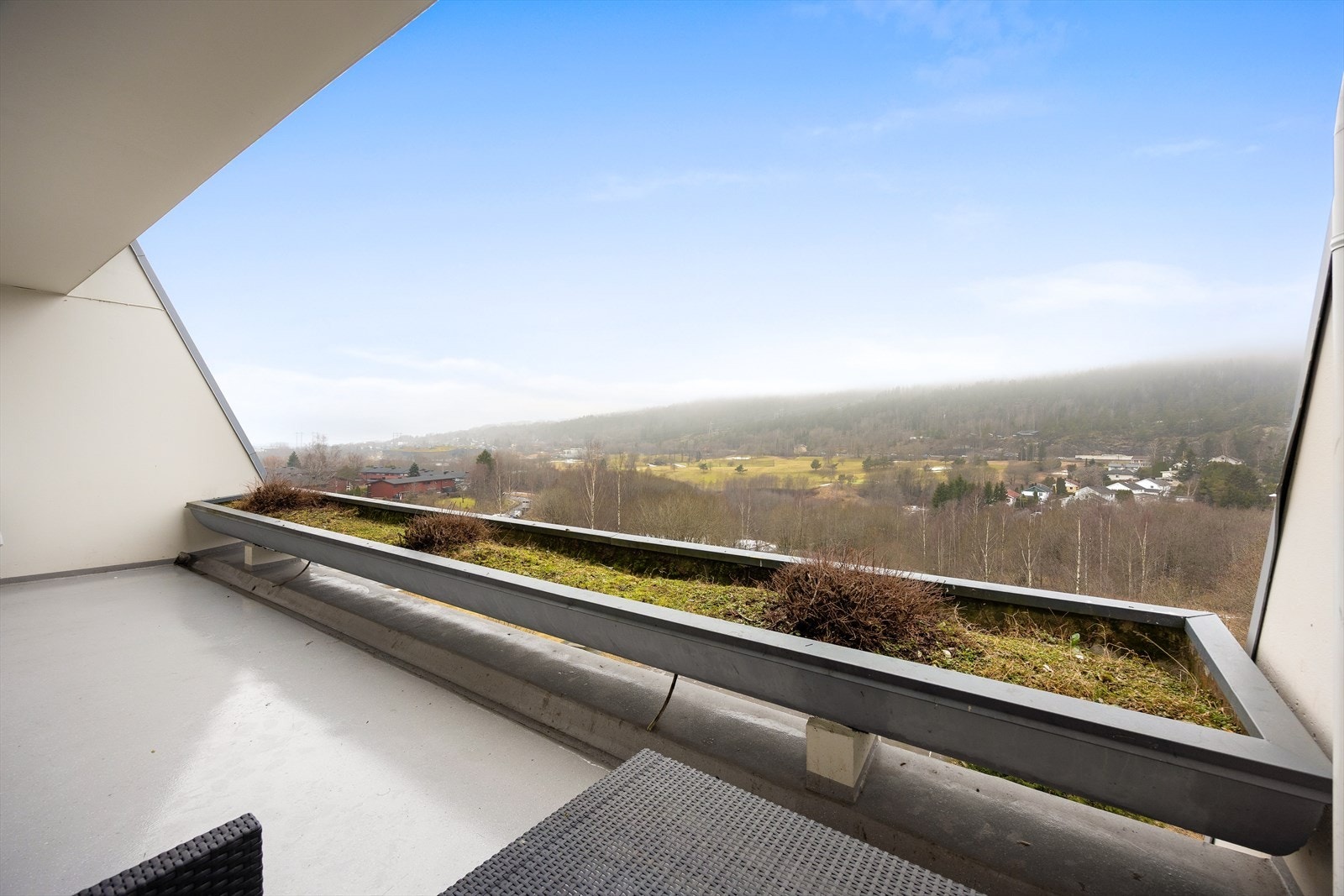 Balkongen er bygget i en solid betong- og metallkonstruksjon. Vidstrakt utsikt som bare må oppleves. Galleribilde