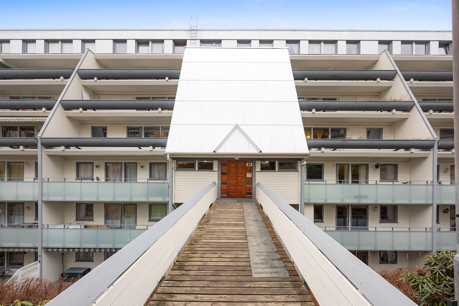 Bygningen er fra 1973 og har en karakteristisk arkitektur for perioden. Nylig rehabilitert i regi av sameiet. Galleribilde