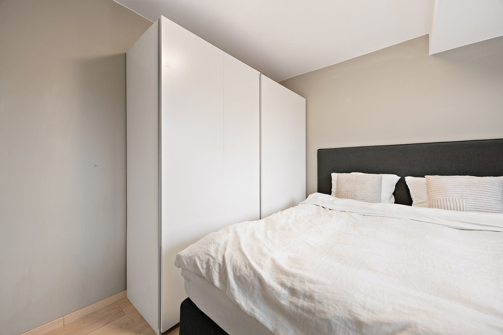 Her er det god plass til en romslig garderobe. Galleribilde