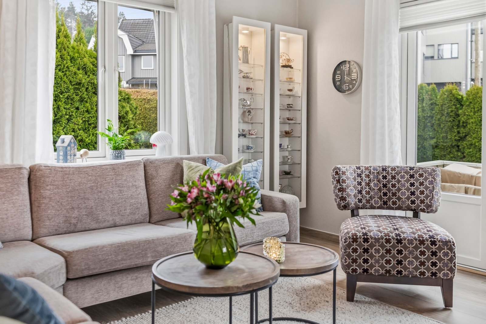 Lys og romslig stue med gode møbleringsmuligheter. Galleribilde