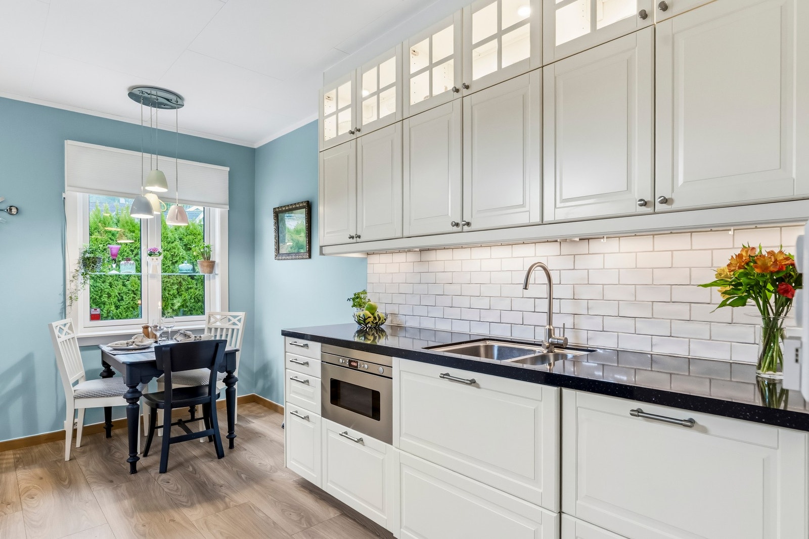 Kjøkkenet fremstår som praktisk og romslig med gode løsninger. Galleribilde