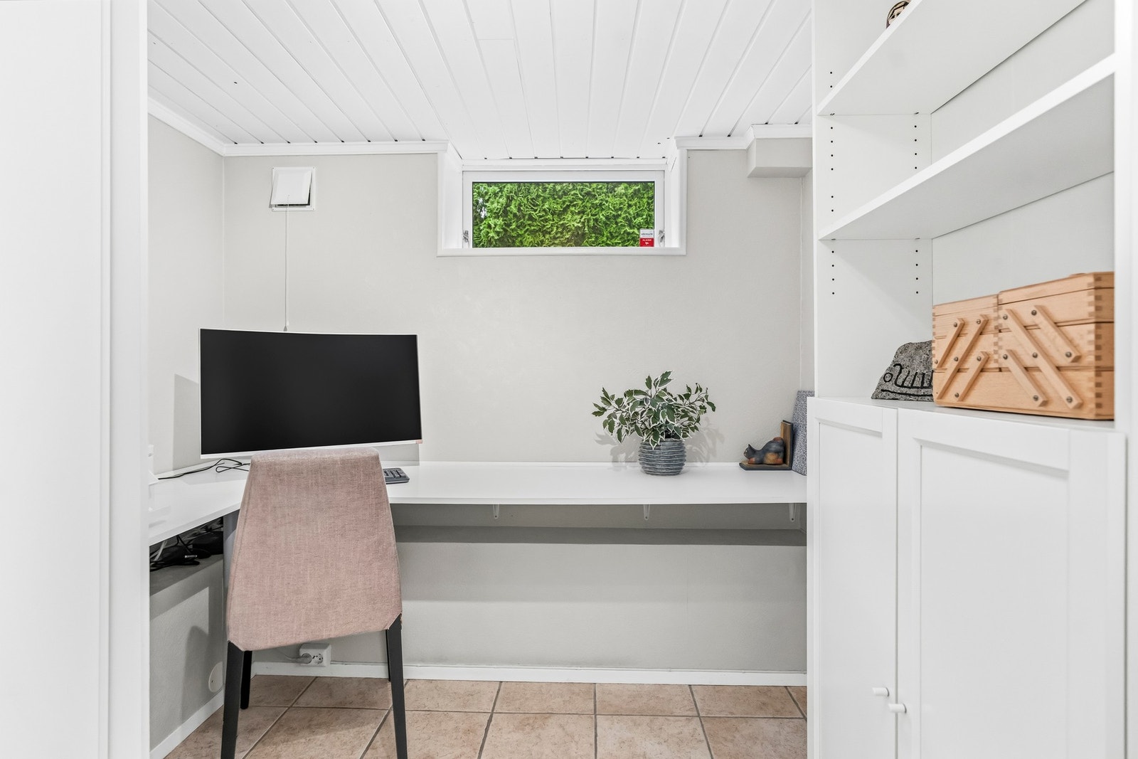 Her får du et eget rom til kontor eller hobby. Rommet er ikke godkjent for varig opphold. Galleribilde