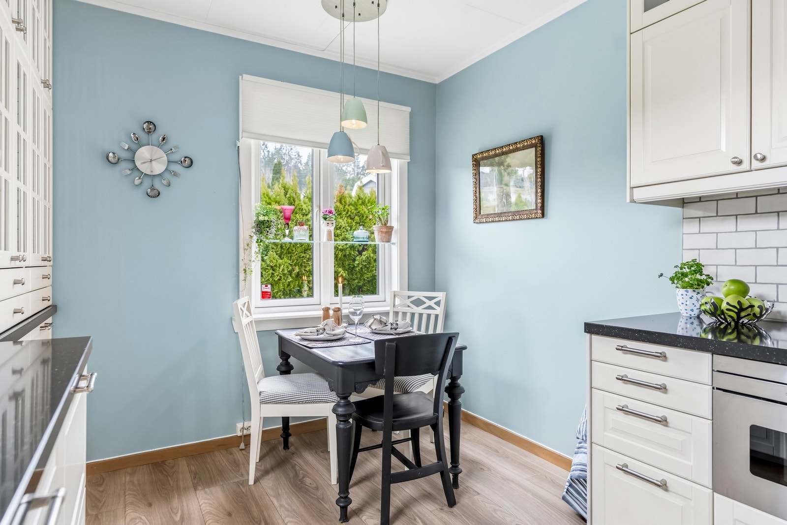 Plass til spisebord gjør kjøkkenet til et naturlig samlingspunkt. Galleribilde