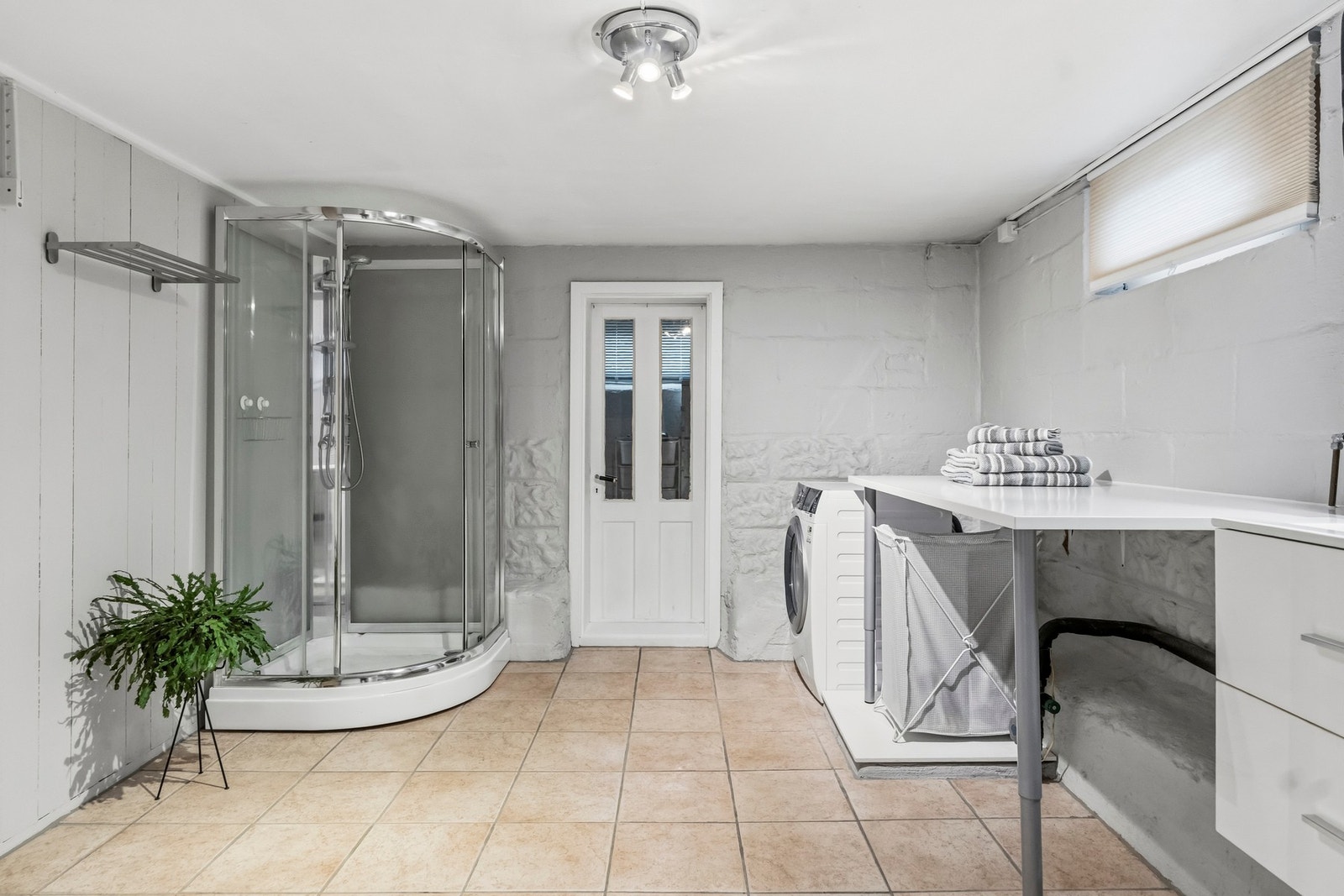 Praktisk vaskerom med opplegg for vaskemaskin og gode arbeidsflater. Rommet er ikke godkjent for varig opphold. Galleribilde