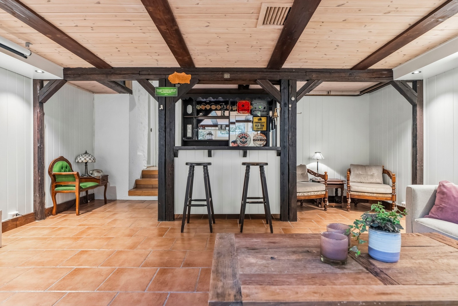 Unik og sjarmerende kjellerstue med egen barløsning. Rommet er ikke godkjent for varig opphold. Galleribilde