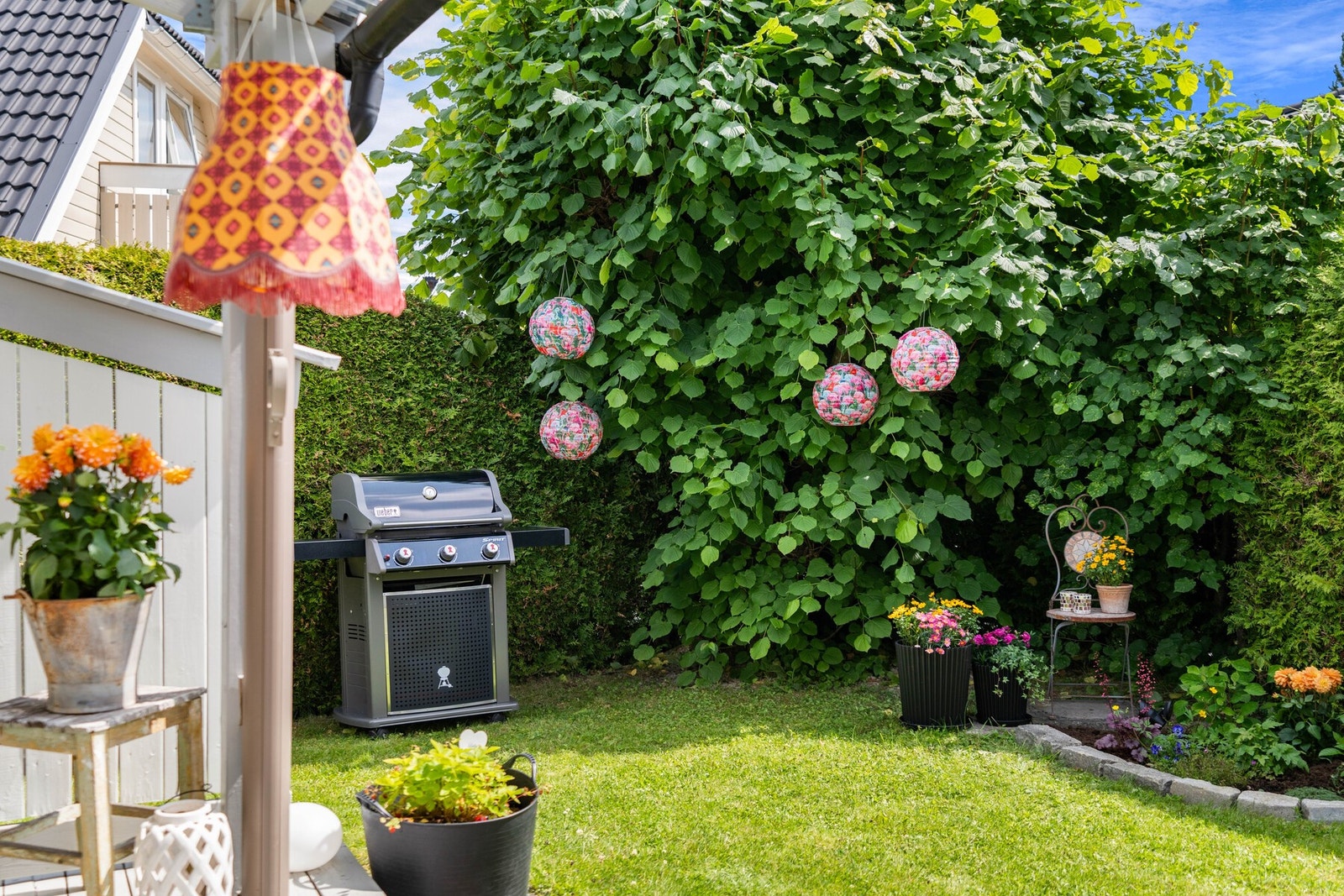 God plass til utemøbler og sosiale soner. Galleribilde