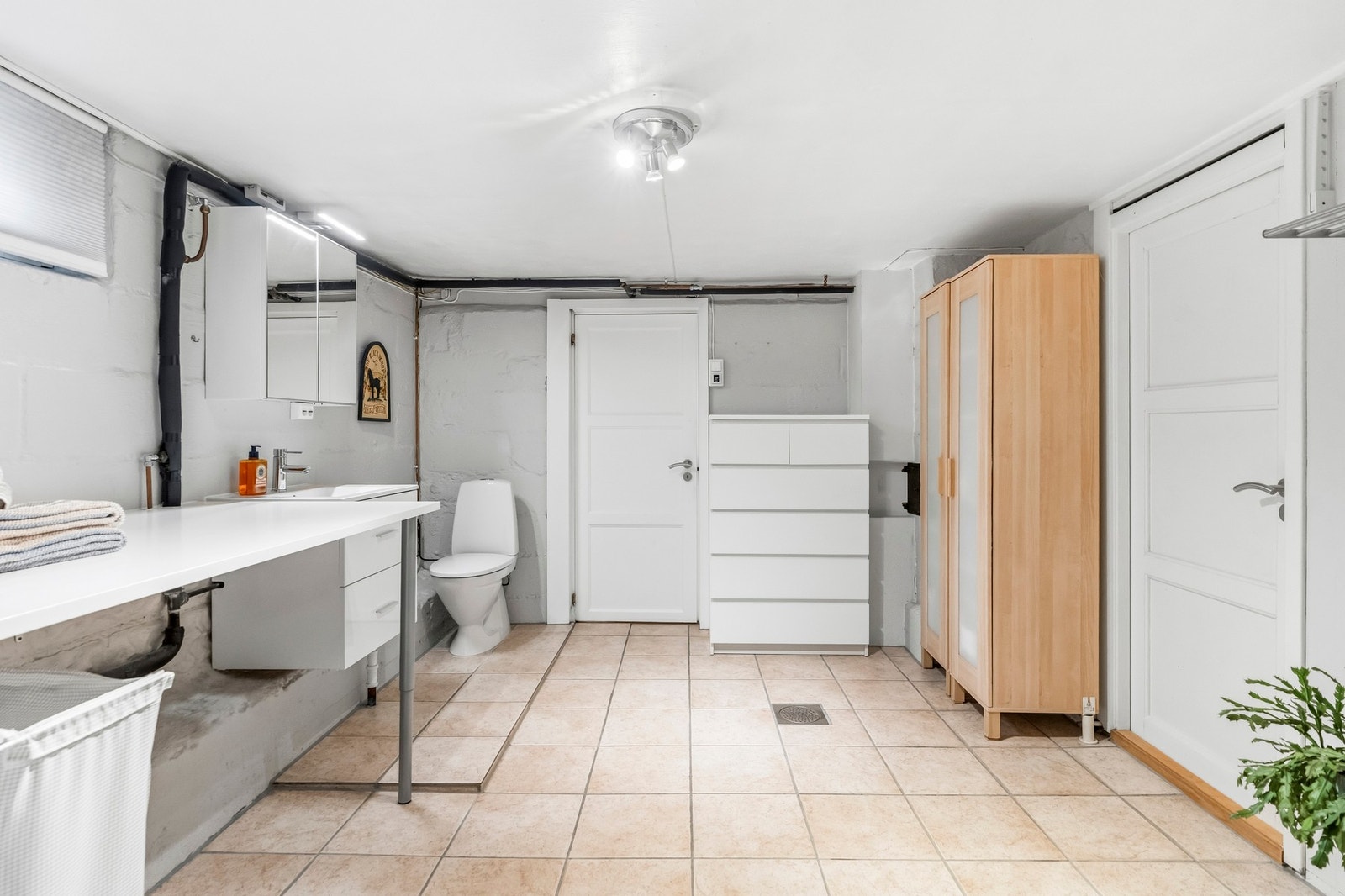 Praktisk løsning med god arbeidsplass. Rommet er ikke godkjent for varig opphold. Galleribilde