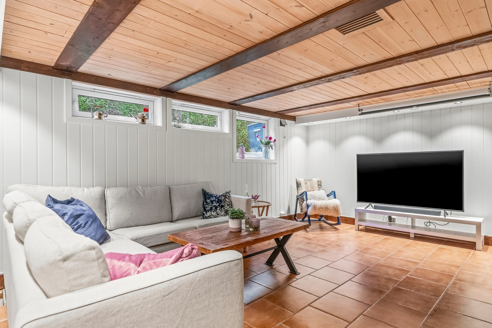 Ekstra rom i kjeller gir fleksibilitet. Rommet er ikke godkjent for varig opphold. Galleribilde