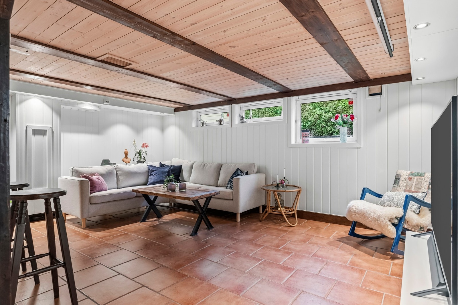 Fleksibelt kjellerareal som kan brukes til stue, hobbyrom eller ungdomsavdeling. Rommet er ikke godkjent for varig opphold. Galleribilde