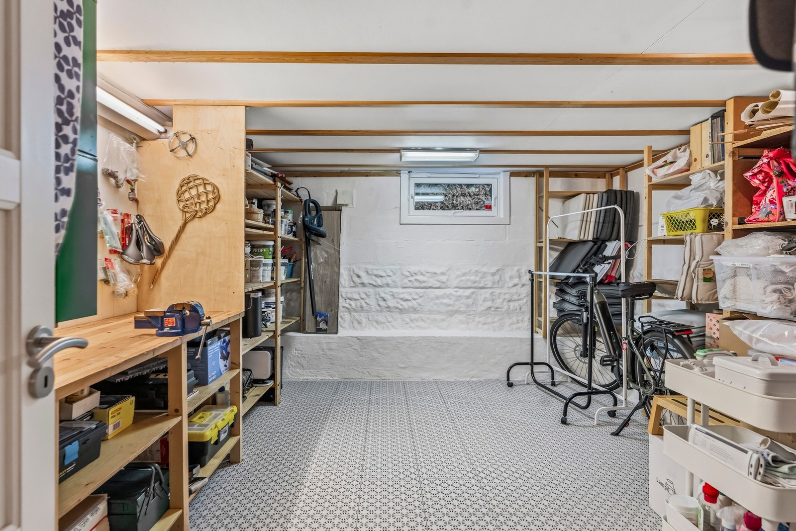 Kjellerstuen byr på mye lagringsplass. Galleribilde