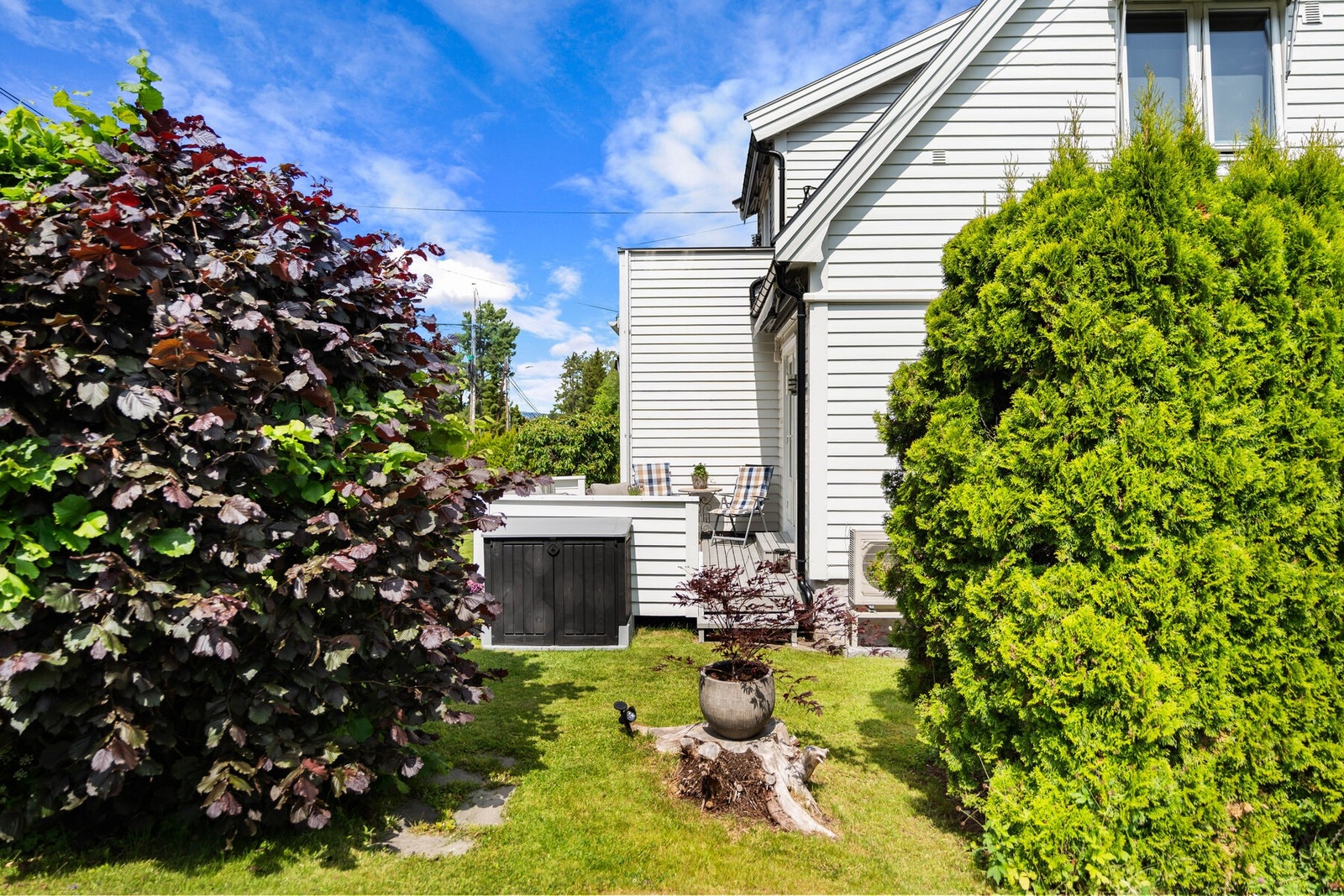 Eiendommen fremstår med grønne og innbydende uteområder. Galleribilde