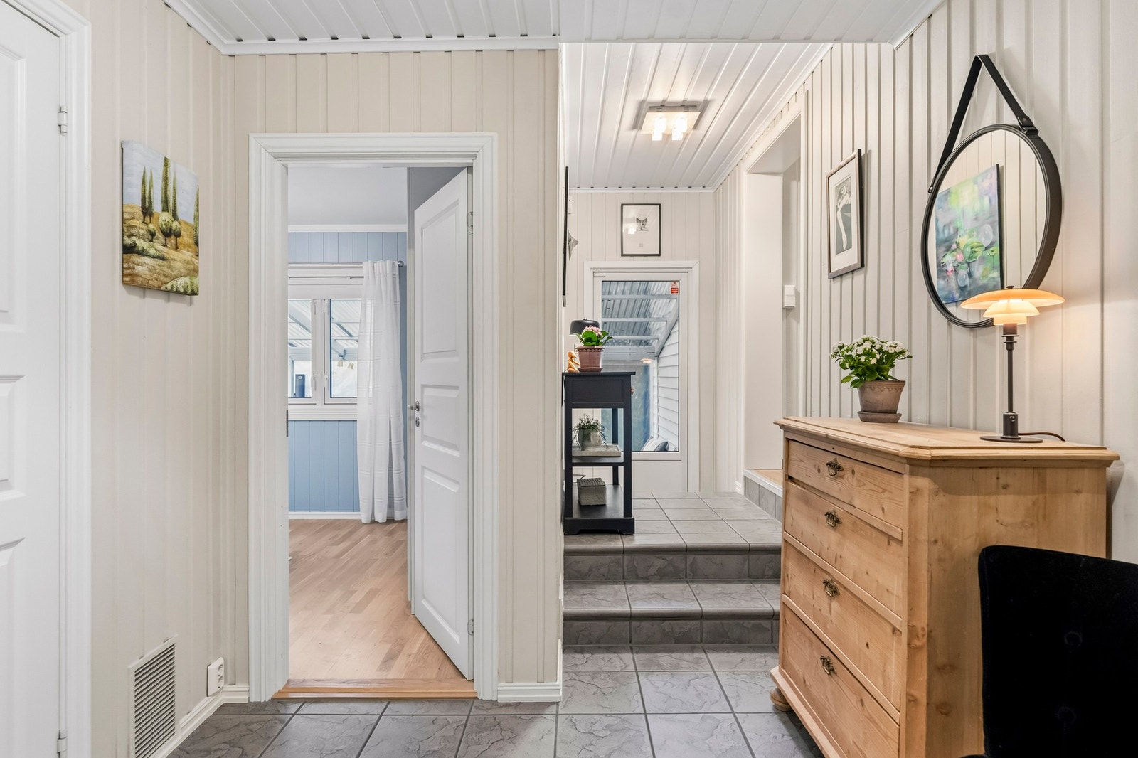 Videre inn til soverommet i første etasje. Galleribilde