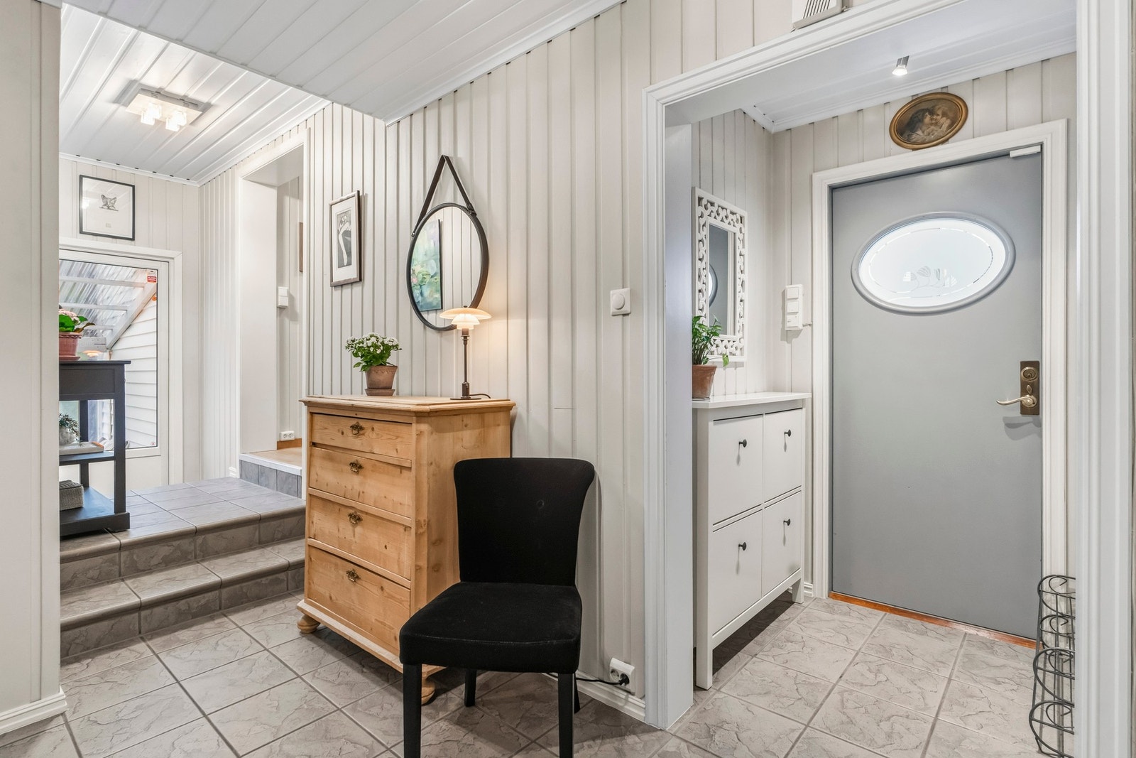 Romslig og hyggelig entré som tar deg videre til resten av huset. Galleribilde