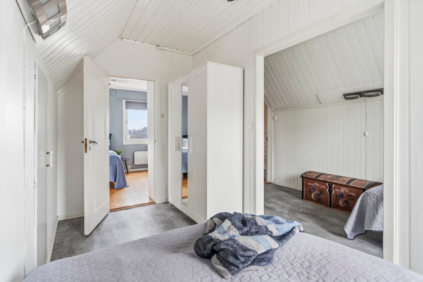 Det er naturlig flyt mellom soverommene i andre etasje. Galleribilde