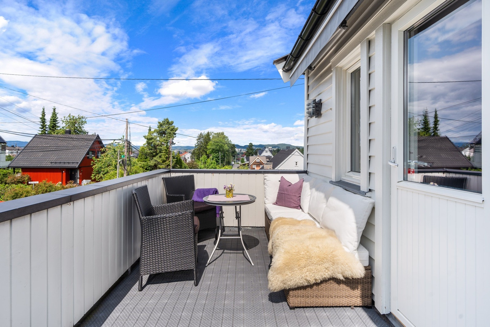 Solrik balkong med adkomst fra soverom, den perfekte plassen for morgenkaffe eller kveldsro. Galleribilde